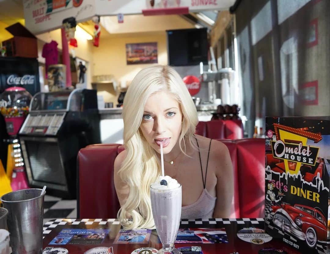 Charlotte Stokelyさんのインスタグラム写真 - (Charlotte StokelyInstagram)「Bliss is a Blueberry Milkshake 🫐 ✨🫐  What’s your favorite flavor?  #milkshake #50sdiner #charlottestokely #savethebees #delicious」11月18日 2時47分 - charlottestokely