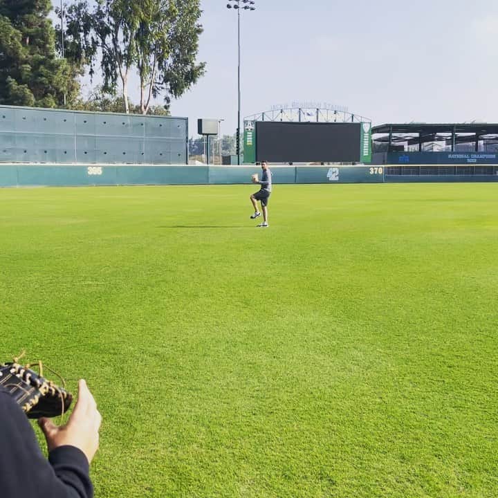 のインスタグラム：「Gettin it goin!!! 💪🏼💪🏼⚾️」