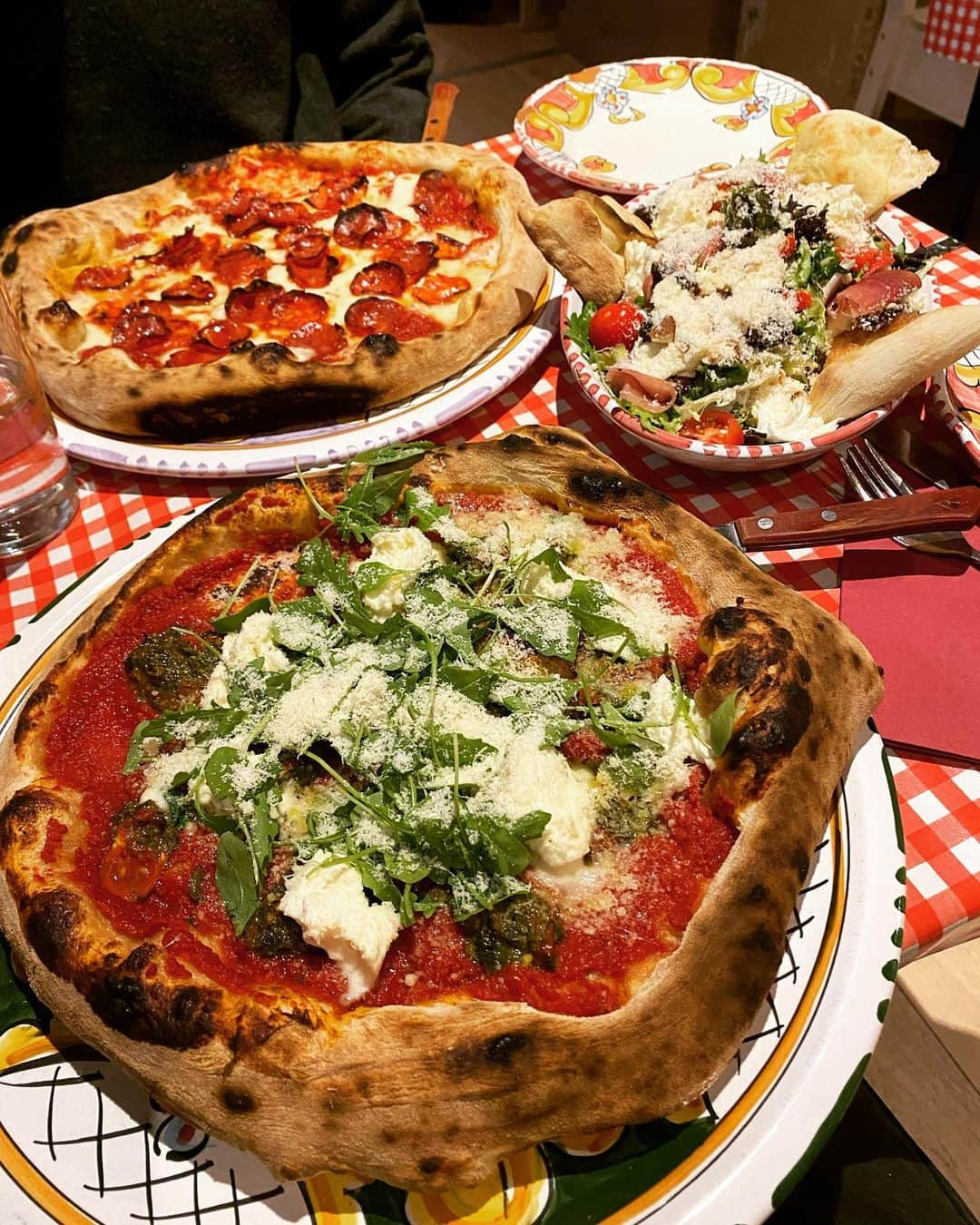 Rie's Healthy Bento from Osloのインスタグラム：「Had a good Italian lunch today! It was a small restaurant but cozy, friendly and full of Italia 🇮🇹 in the air. I really felt like I was in Italy again. 🍕 #oslo #pizza #italianfood #italienskmat #lunch #visitoslo #italianpizza #ピザ#🍕 #イタリアン#instafood#instafoodie」