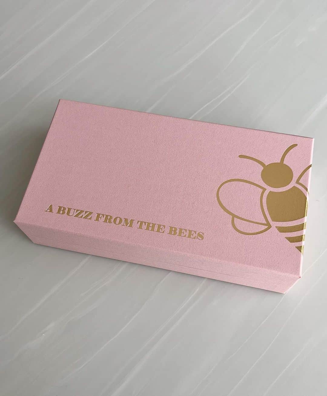 翁安芸さんのインスタグラム写真 - (翁安芸Instagram)「This new Gift Box is perfect for the holiday season 💓🐝💕💖  ピンクの箱にゴールドに輝くミツバチが飛んでいる新しいギフトセット。 ホリデーシーズンにぴったりなので、毎日頑張る自分へや大切な人へのプレゼントにぜひ💓💫✨  今ならバーニーズ　ニューヨークで開催中のポップアップアップでも購入いただけます🎄💕  #abuzzfromthebees #thebees #はちみつ #honey」11月18日 14時39分 - akinyc