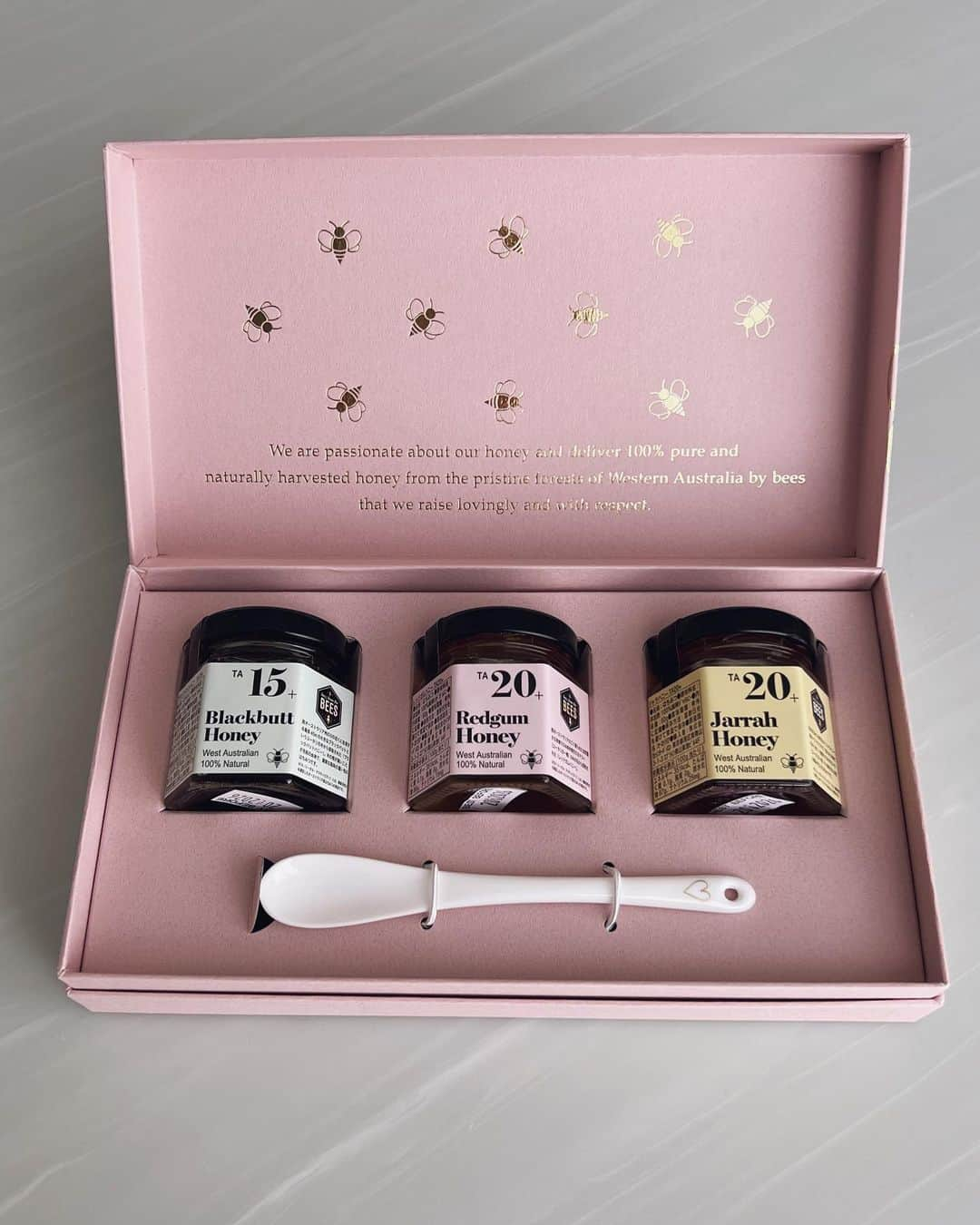 翁安芸さんのインスタグラム写真 - (翁安芸Instagram)「This new Gift Box is perfect for the holiday season 💓🐝💕💖  ピンクの箱にゴールドに輝くミツバチが飛んでいる新しいギフトセット。 ホリデーシーズンにぴったりなので、毎日頑張る自分へや大切な人へのプレゼントにぜひ💓💫✨  今ならバーニーズ　ニューヨークで開催中のポップアップアップでも購入いただけます🎄💕  #abuzzfromthebees #thebees #はちみつ #honey」11月18日 14時39分 - akinyc