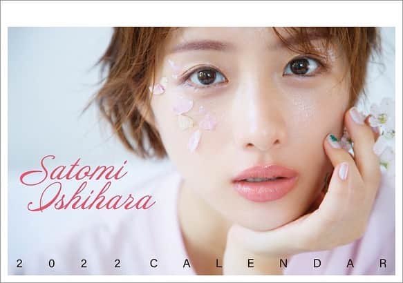 石原さとみのインスタグラム：「2022年カレンダー🌸🌞🍂🍁❄️ #石原さとみ #ishiharasatomi  __________________  【発売情報】 #石原さとみ さん2022年版カレンダー発売決定！！！  今年はデスクにも飾りやすい卓上タイプ📅  カラフルなデザインと 毎月変わるさまざまな表情で お部屋も華やかになること間違いなしです💐  今年は楽天ブックス限定で特典も🎁」