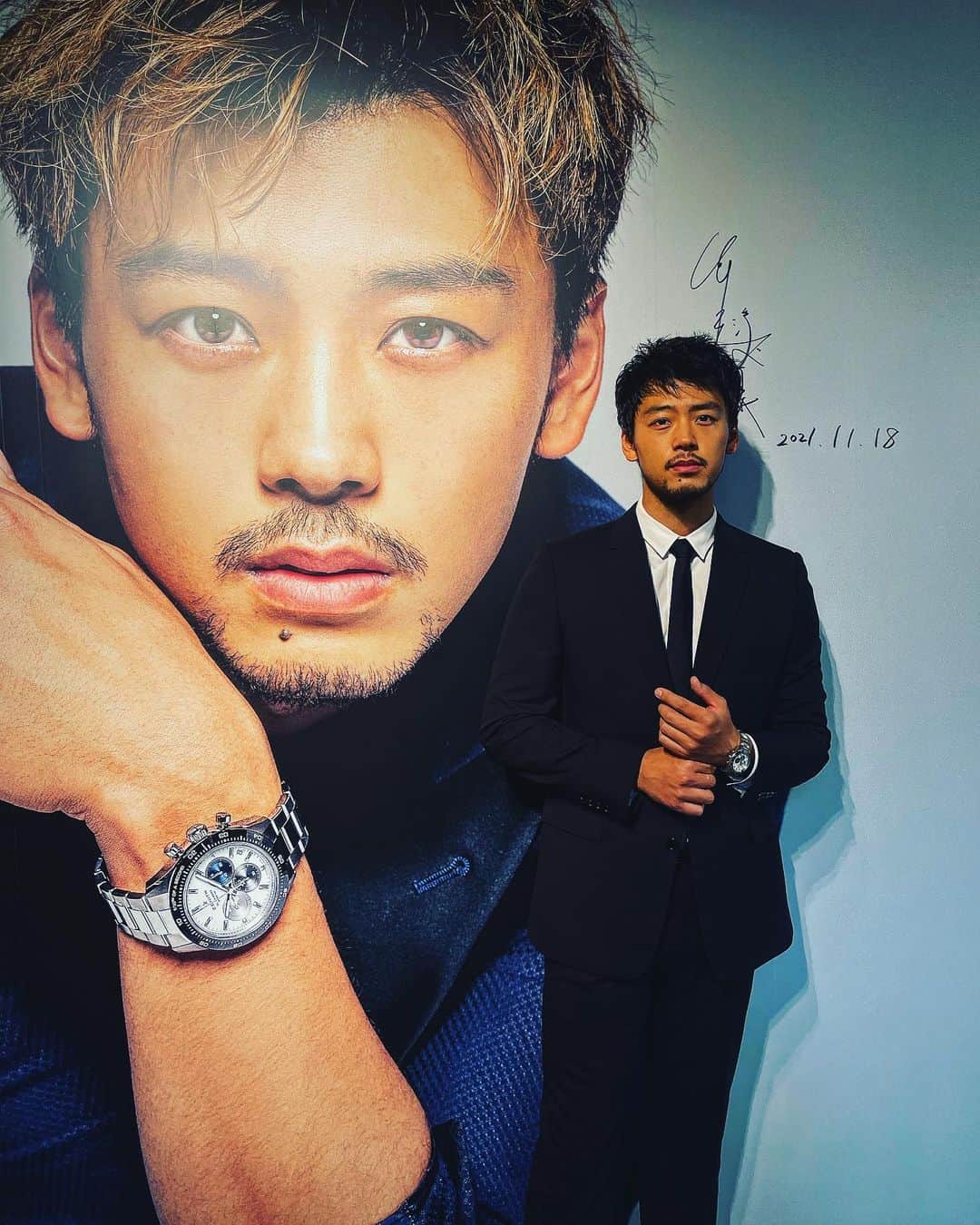 竹内涼真のインスタグラム：「A Star Through Time in Tokyo　‐ゼニス、悠久の時を超えて‐ 　  The Jewels of Aoyama （ザ ジュエルズ オブ アオヤマ）にて19日~23日まで！  zenithなエキシビジョンが展示されてます。  とても素敵な空間が広がっていてzenith歴史など時計好きにはたまらないコンテンツが沢山あります。  時計に詳しくない方でもわかりやすく疑似体験が出来たり、zenith創業の地『スイス ル・ロックル』 について大型ビジョンでわかりやすく僕がナレーションしてます！  皆様　是非❗️」