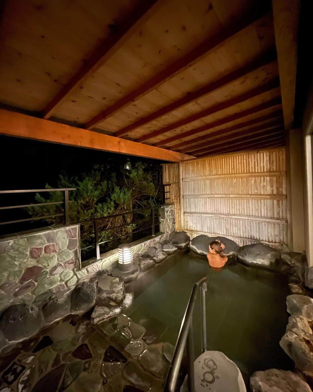 MARISのインスタグラム：「Hot springs season 🧖🏾‍♀️♨️ We got a private Onsen in our room for 3 days ❤️Thank u ❤️ 今年は忙しかったからなーんもしないで自然に癒されたい！てずっと言ってたから、部屋風呂、部屋食を3日間満喫させてくれた彼に大感謝♨️🥰ゆっくりできて幸せだった❤️お部屋で食べるごはんてなんでこんなに美味しいのかしら😍何より温泉が最高すぎて10回は入ってた🧖🏾‍♀️モダンな温泉も好きだけど、私は昔ながらの温泉がやっぱり大好き♨️ そして最初に見た日本語が "やってみなはれ"だったのでやったります❤️☺️」