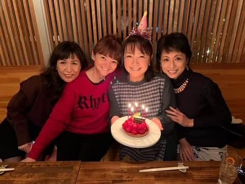 原日出子さんのインスタグラム写真 - (原日出子Instagram)「昨夜は 嬉しい女子会✨ 美味しい韓国料理を 個室でゆっくり頂きました😊 またまた 誕生日を祝って頂き 感激❣️ 本当に 久しぶりにお会いして お互いの無事と健康を 確認し合いました💖 参鶏湯 絶品でした✨ また是非 行きたいお店です😊  #女子会 #お誕生日祝い #韓国料理 #韓国食堂入ル坂上ル #参鶏湯 #仲良し #毎日を楽しく #幸せのレシピ」11月18日 13時50分 - hara_hideko