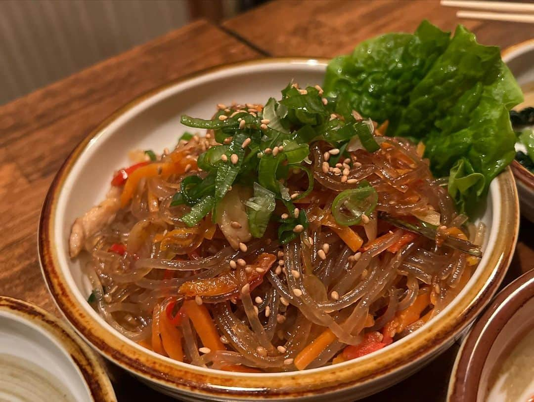 原日出子さんのインスタグラム写真 - (原日出子Instagram)「昨夜は 嬉しい女子会✨ 美味しい韓国料理を 個室でゆっくり頂きました😊 またまた 誕生日を祝って頂き 感激❣️ 本当に 久しぶりにお会いして お互いの無事と健康を 確認し合いました💖 参鶏湯 絶品でした✨ また是非 行きたいお店です😊  #女子会 #お誕生日祝い #韓国料理 #韓国食堂入ル坂上ル #参鶏湯 #仲良し #毎日を楽しく #幸せのレシピ」11月18日 13時50分 - hara_hideko