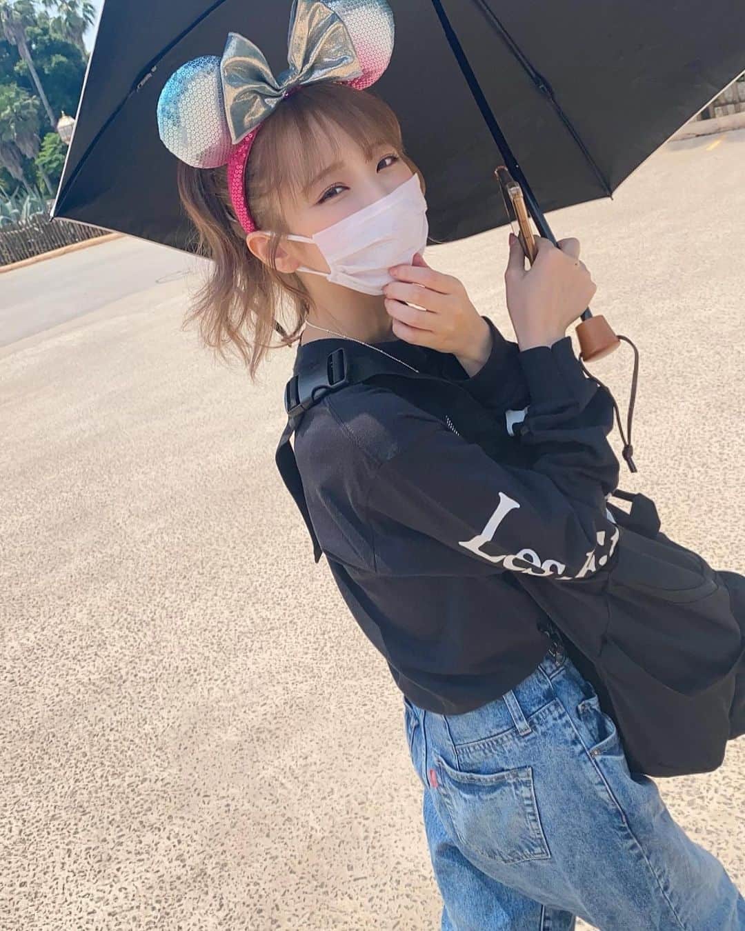 のインスタグラム：「これも昔のディズニー🌟  お友達がバースデーガールだったので沢山キャストさんが声かけてくれて素敵な1日だったなぁ〜☺️💭  今はもっぱらディズニーグルメ食べ歩き動画を見て行きたい欲を満たしてます🍗🍗🍗」