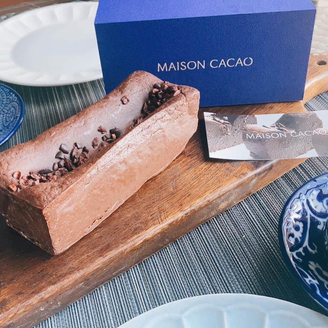 二宮歩美さんのインスタグラム写真 - (二宮歩美Instagram)「『Maison Cacao 生ガトーショコラ』 鎌倉発祥のアロマ生チョコレートブランド🍫 いつも気になっていたのだけれど今回はついに勇気を持ってお買い上げ🤤  冷やして、そのままテリーヌ感覚で食べても美味だけれど、軽く温めてフォンダンショコラ感覚で食べるのがオススメ❤️  中がトロトロで大人の贅沢な甘さが広がってTea Timeの時間をより優雅に演出してくれるよ☕️  これはまたぜひ食べたいし、他のシリーズにも手を出したくなってしまった🙌  #MaisonCacao #生ガトーショコラ #Teatimeのおとも #おしゃれな手土産 #ご褒美スイーツ」11月18日 14時09分 - ninomiyaayumi