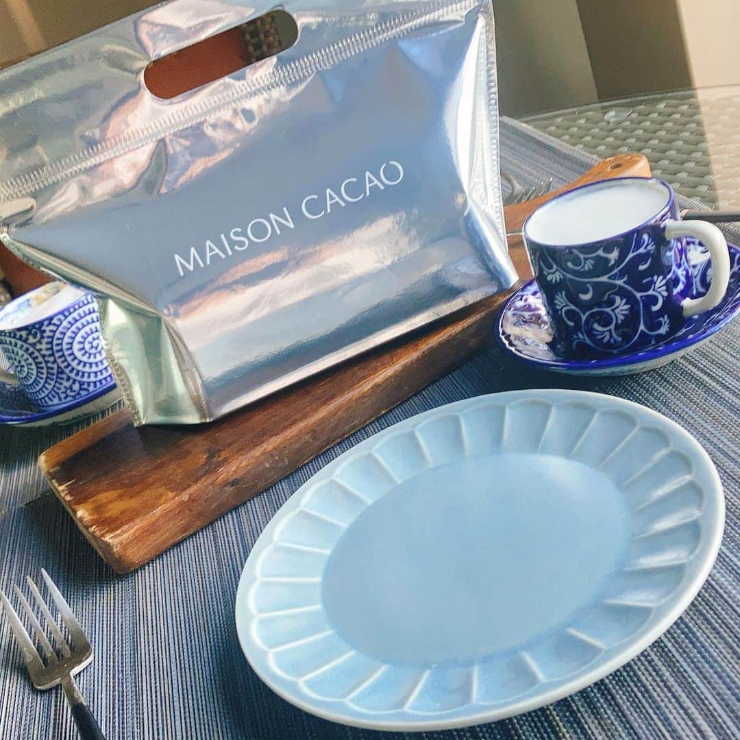 二宮歩美さんのインスタグラム写真 - (二宮歩美Instagram)「『Maison Cacao 生ガトーショコラ』 鎌倉発祥のアロマ生チョコレートブランド🍫 いつも気になっていたのだけれど今回はついに勇気を持ってお買い上げ🤤  冷やして、そのままテリーヌ感覚で食べても美味だけれど、軽く温めてフォンダンショコラ感覚で食べるのがオススメ❤️  中がトロトロで大人の贅沢な甘さが広がってTea Timeの時間をより優雅に演出してくれるよ☕️  これはまたぜひ食べたいし、他のシリーズにも手を出したくなってしまった🙌  #MaisonCacao #生ガトーショコラ #Teatimeのおとも #おしゃれな手土産 #ご褒美スイーツ」11月18日 14時09分 - ninomiyaayumi