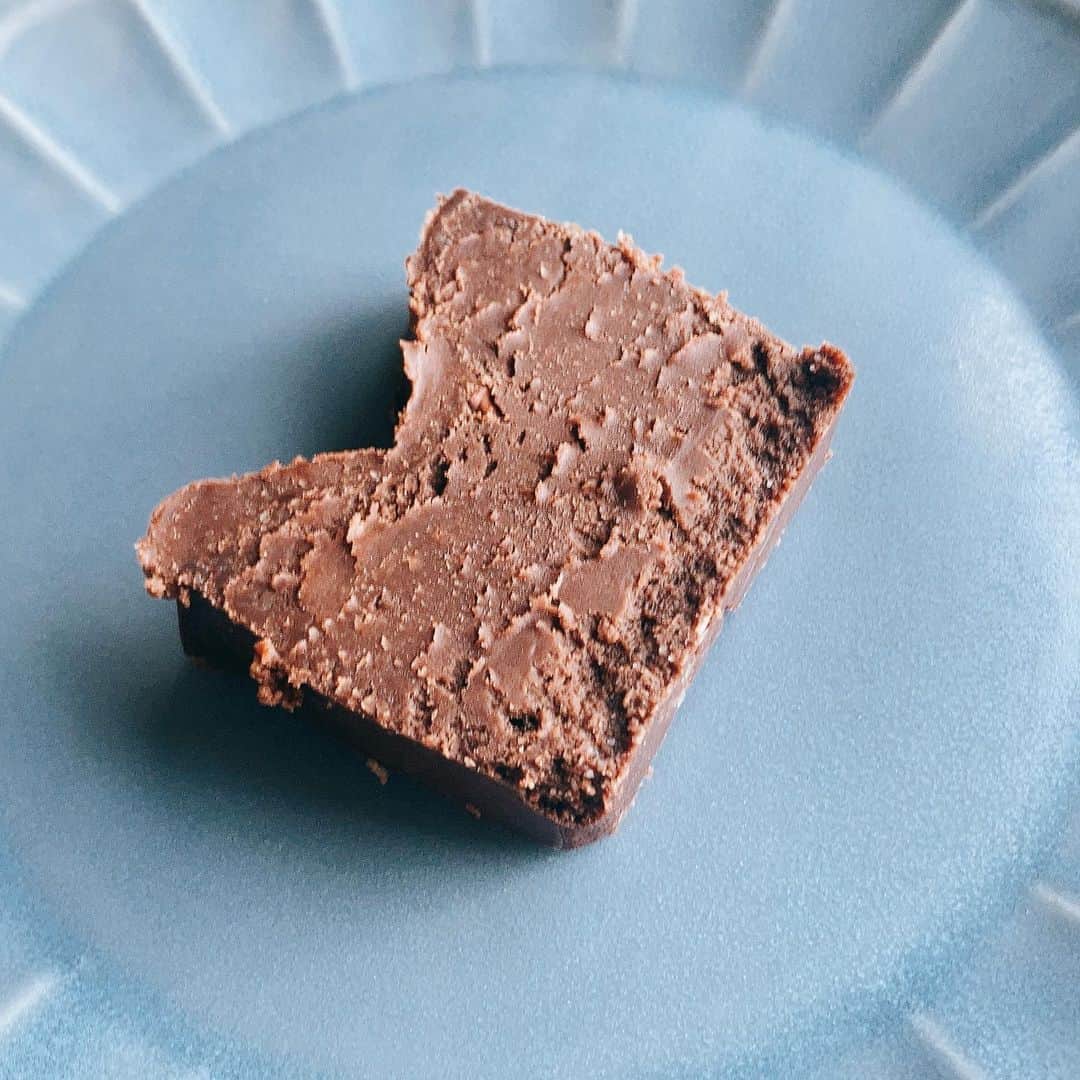 二宮歩美さんのインスタグラム写真 - (二宮歩美Instagram)「『Maison Cacao 生ガトーショコラ』 鎌倉発祥のアロマ生チョコレートブランド🍫 いつも気になっていたのだけれど今回はついに勇気を持ってお買い上げ🤤  冷やして、そのままテリーヌ感覚で食べても美味だけれど、軽く温めてフォンダンショコラ感覚で食べるのがオススメ❤️  中がトロトロで大人の贅沢な甘さが広がってTea Timeの時間をより優雅に演出してくれるよ☕️  これはまたぜひ食べたいし、他のシリーズにも手を出したくなってしまった🙌  #MaisonCacao #生ガトーショコラ #Teatimeのおとも #おしゃれな手土産 #ご褒美スイーツ」11月18日 14時09分 - ninomiyaayumi