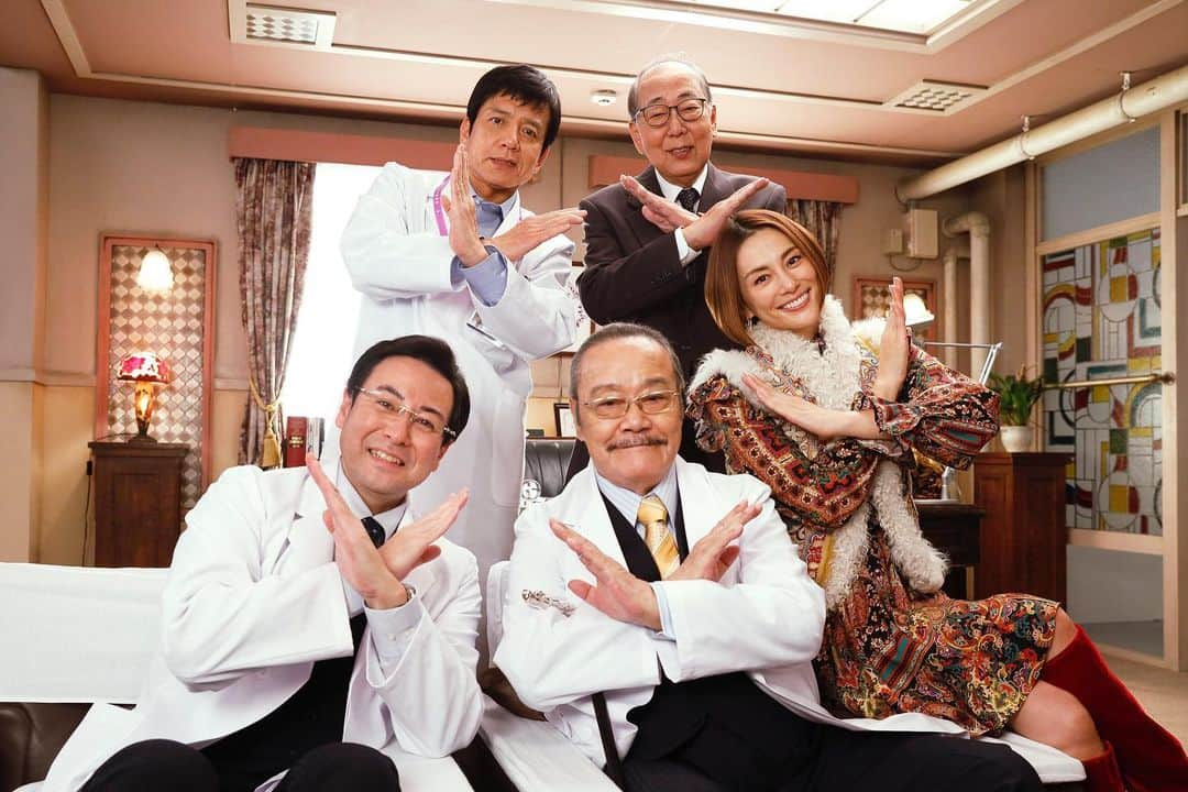 テレビ朝日「ドクターX〜外科医・大門未知子〜」のインスタグラム：「.  今夜ついに‼️ #ドクターX に 原守が帰って来るっ…！🤮💓  どこで何をしてたの❔原先生🤦🏻‍♀️ え？中国帰り？ え？フリーランスに転身？ え？名医紹介所に所属？！？！  答え合わせは今夜9時😋🪄💫  #米倉涼子 #勝村政信 #鈴木浩介 #岸部一徳 #西田敏行  .」