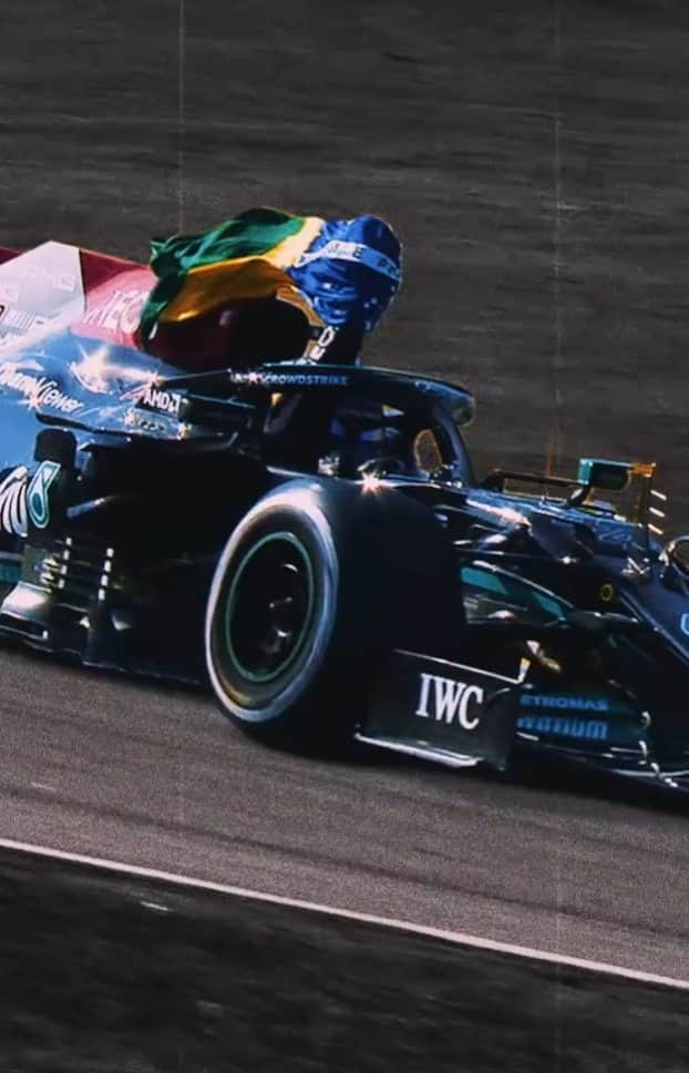 ブルーノ・セナのインスタグラム：「🇧🇷 Obrigado, @lewishamilton! Essa homenagem ao Ayrton e a todos os brasileiros foi muito especial e emocionante para nós. Bianca Senna, sobrinha de Ayrton e CEO de Senna Brands, mandou uma mensagem ao heptacampeão. Utilizamos neste vídeo a imagem do Ayrton reproduzida por Inteligência artificial, pela primeira vez utilizamos esta tecnologia para trazer uma mensagem que realmente foi falada por ele com a tecnologia mais avançada do mundo. "Apesar de sabermos que essa é apenas uma versão beta do Ayrton em tecnologia artificial, quisemos fazer essa homenagem ao Hamilton, que sempre foi tão generoso com a memória do Ayrton". (Viviane Senna).   #SennaSempre #MundoSenna #Hamilton #f1 @mercedesamgf1 @sennabrand @f1 @lewishamilton @gpbrasilf1   Realização: Senna Brands Direção geral e Roteiro: Paola Santilli Direção de Conteúdo: Alexander Grünwald Edição e Finalização: Gustavo Sasso Motion Graphics: Rica Ramos Digital: RF1 Jornalismo Agradecimento X Cave e YDreams  🇬🇧 Thanks, @lewishamilton ! This tribute to Ayrton and to all Brazilians was very special and emotional for us. Bianca Senna, niece of Ayrton and CEO of Senna Brands, sent a message to the seven-time champion. In this video we used Ayrton's image reproduced by artificial intelligence, for the first time we used this technology to bring a message that was actually spoken by him with the most advanced technology in the world. "Although we know this is just a beta version of Ayrton in artificial technology, we wanted to pay homage to Hamilton, who has always been so generous with Ayrton's memory." (Viviane Senna).  Accomplishment: Senna Brands General Direction and Script: Paola Santilli Content Direction: Alexander Grünwald Editing and Finishing: Gustavo Sasso Motion Graphics: Rica Ramos Digital: RF1 Jornalismo Thanks X Cave and YDreams」