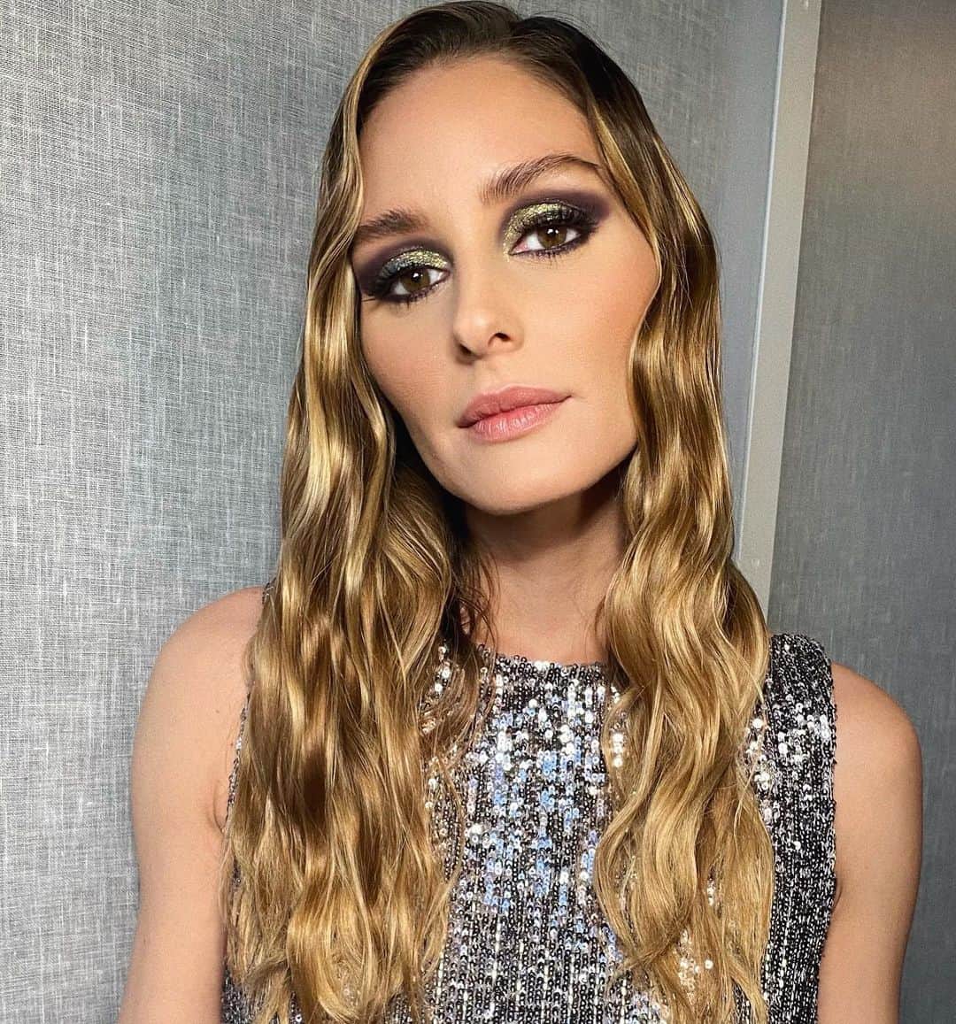 オリヴィア・パレルモのインスタグラム：「Last night’s glam for @houseofguccimovie NYC premiere by the dream team @andrea_tiller and @kenna_hair_ 🤩💅 Beauty breakdown below (and a special tip!) ⬇️ ⁣⁣ ⁣⁣ Skin: @oliviapalermobeauty Prime Time Illuminating Serum ⁣⁣ Foundation: @ctilburymakeup Light Wonder⁣⁣ Eye: Skyline Dusk from my @oliviapalermobeauty Eyeshadow Palette in Soirée & Citrine Envy from @patmcgrathreal Celestial Odyssey palette with @diorbeauty Liquid Liner⁣⁣ Brow: @anastasiabeverlyhills powder⁣⁣ Lip: @oliviapalermobeauty Matte Lipstick in Santa Fe with a touch of serum*⁣⁣ Finish: @oliviapalermobeauty Pre-Show Mattifying Mist ⁣⁣ ⁣⁣ * Even after all this time, I still find new ways to use my serum! After my flight on Monday, my lips were feeling a bit dry so I added just a touch of serum after my lipstick for a quick extra boost of hydration 💄💧 Face, hands, décolletage and now adding lips to all the ways my serum can work for you! 😘」