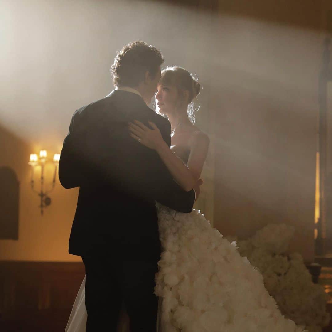 テイラー・スウィフトのインスタグラム：「So grateful to Miles for being the greatest dance partner and friend to me. And @keleighteller, who is the coolest living human on planet earth. The bride was willing to risk it all 🥰🧣」