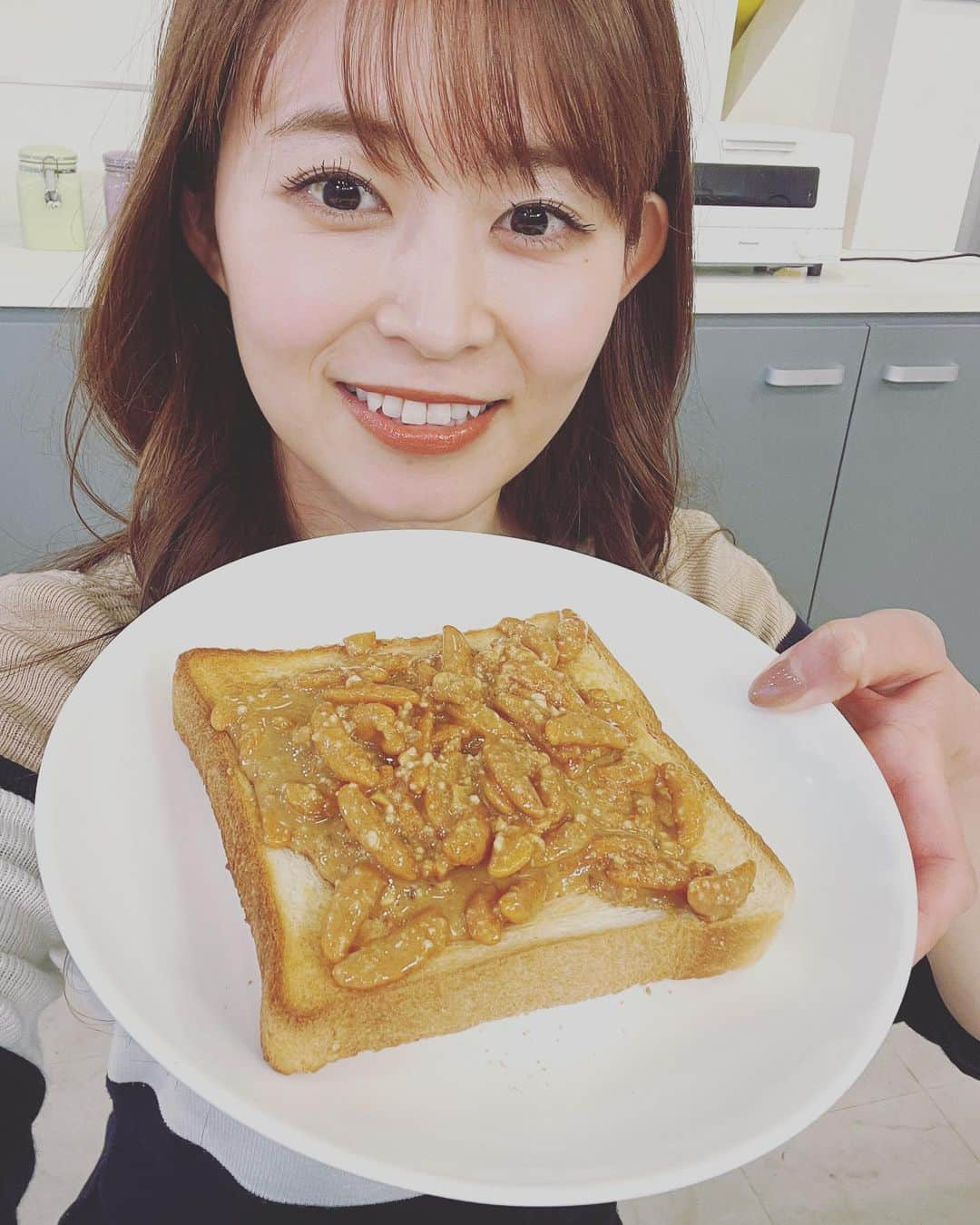 大家彩香さんのインスタグラム写真 - (大家彩香Instagram)「明日は 「パンにつけるあれ」をピックアップします🍒  まさかのあのお菓子が！？  驚きの味がたくさん登場します😋🎀 ぜひ、ご覧下さい♡  #札幌テレビ#stv#どさんこワイド朝#大家彩香#パンに塗るあれ#驚きの味#ピックアップ#みてね#朝食にもピッタリ」11月18日 7時48分 - ayaka_oie_official