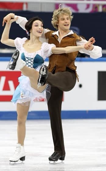 メリル・デイヴィスのインスタグラム：「Back on the ice after a (ahem) long hiatus and keep thinking about that wonderful end of the season feeling… After months and months of training, choreographic adjustments and endless repetition, your body just knows what to do. I MISS that! What fun to feel even the smallest bit of daily progress along the way! ⛸ ••• I wonder, what are you currently working on? What aspect of your work/process are you most proud of?!  ••• #giselle #dancevideo #waybackwednesday #explorepage #omgpage #omgedit #omgpageedit #explore」