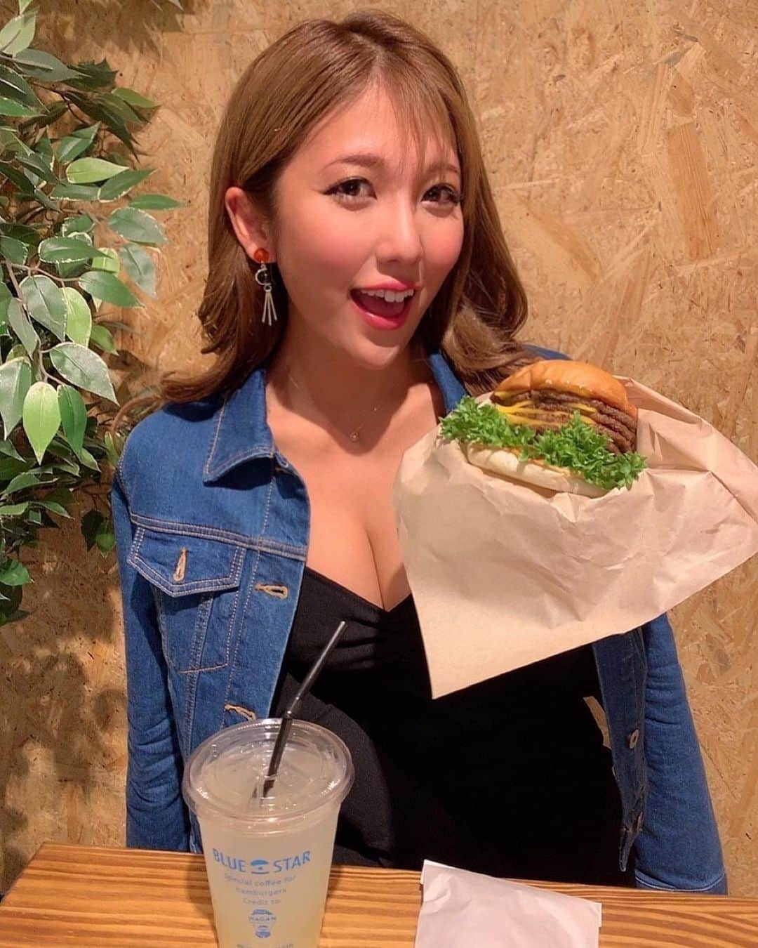 神谷麻美さんのインスタグラム写真 - (神谷麻美Instagram)「#ハンバーガー 美味しい🍔🍟🥤🥰💗好き💖  パテ4枚入ってる🤩🍔😘🍔💖✨ シャキシャキ新鮮野菜で美味しいな🥰💖  #bluestarburger 🍔  #中目黒ディナー #中目黒グルメ」11月18日 8時22分 - asamice428