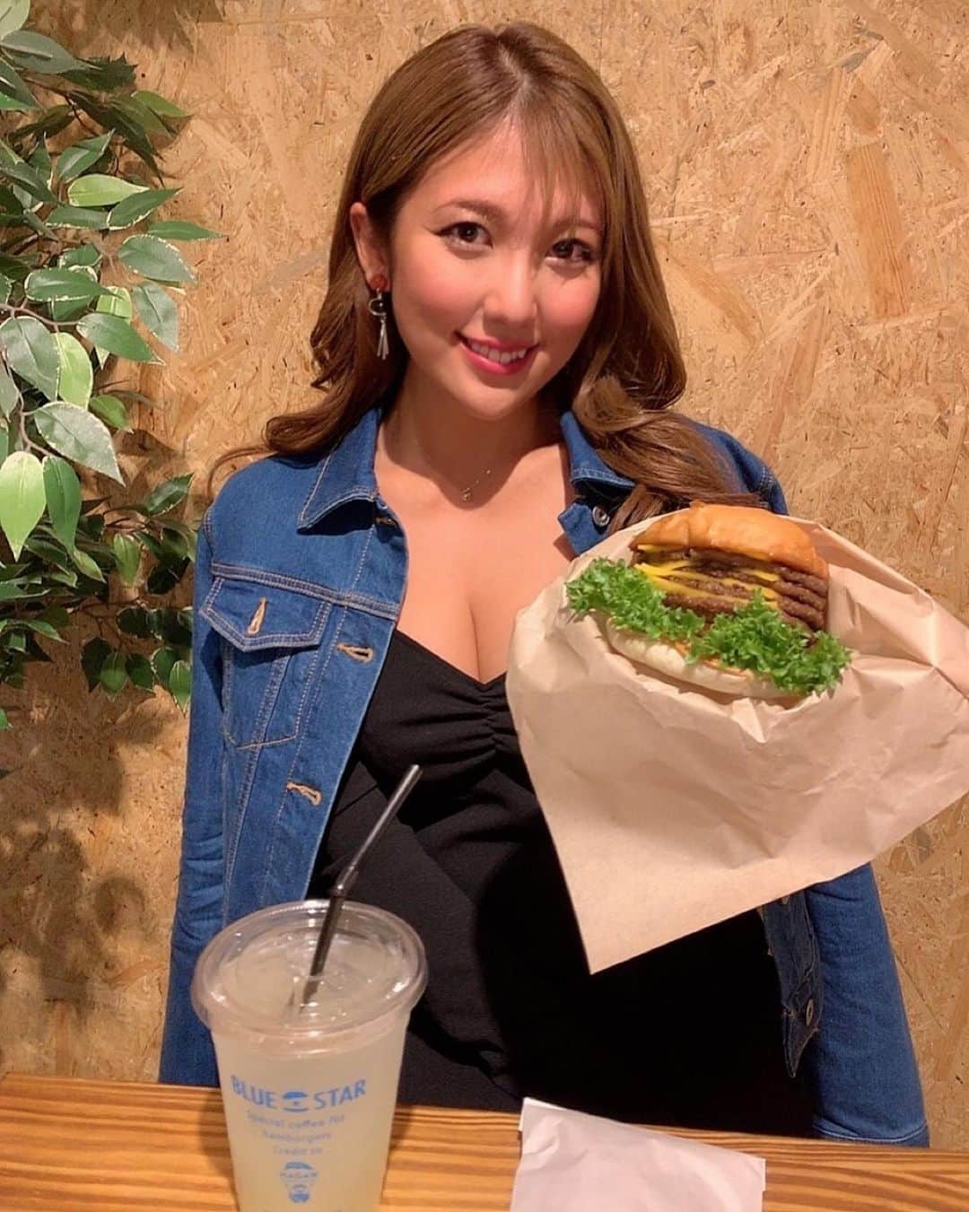 神谷麻美さんのインスタグラム写真 - (神谷麻美Instagram)「#ハンバーガー 美味しい🍔🍟🥤🥰💗好き💖  パテ4枚入ってる🤩🍔😘🍔💖✨ シャキシャキ新鮮野菜で美味しいな🥰💖  #bluestarburger 🍔  #中目黒ディナー #中目黒グルメ」11月18日 8時22分 - asamice428