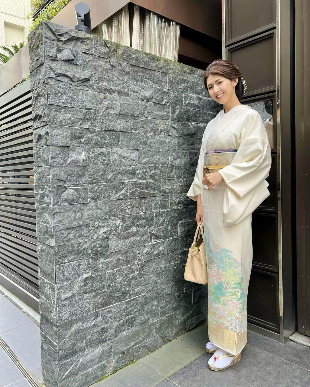 井上麻衣さんのインスタグラム写真 - (井上麻衣Instagram)「先日、結婚式でお着物を 着させていただきました☺️✨  年に一回着るか着ないかですが、 和装も大好きです💕  高校の友人で卒業してからも 関係は続いてて、このご時世ですが 参加させて貰えてよかったなぁ💕  海の見える教会で挙げたくて 節目なったらもう一度2人だけでしたいと思ってます✨→ずっと言ってる笑  . . . . #wedding#friends #結婚式#お呼ばれヘア#お呼ばれコーデ  #訪問着#訪問着ヘア#ウェディング #おめでとう#結婚おめでとう」11月18日 8時38分 - mai_inoue