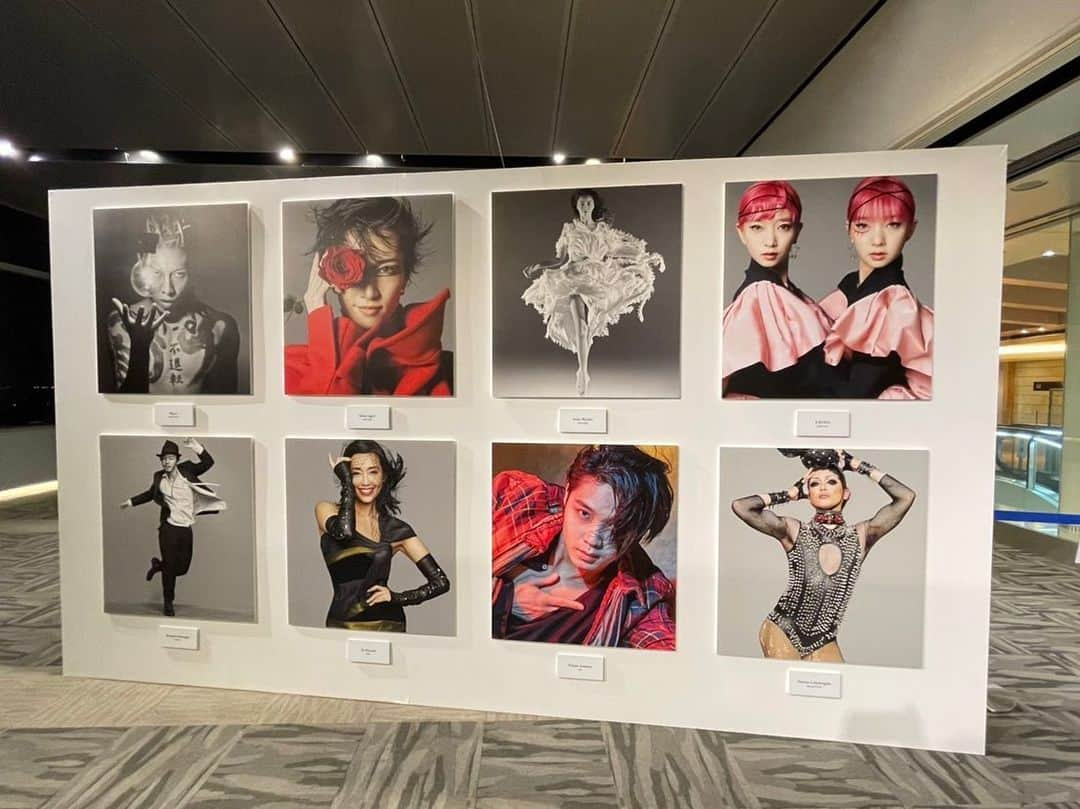 早見優さんのインスタグラム写真 - (早見優Instagram)「Leslie Kee’s We Are The Love exhibition @Haneda airport!  @lesliekeesuper   街中はクリスマスの飾り付けがいっぱい！  #exhibition #photography #celebration #almostchristmas #hanedaairport #羽田空港 #レスリーキー」11月18日 9時15分 - yuyuhayami