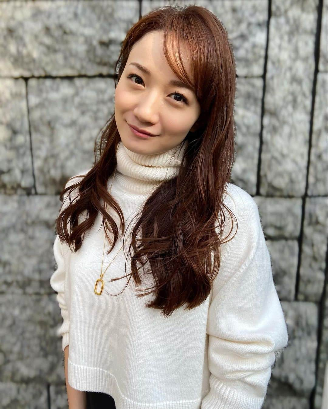 松原江里佳さんのインスタグラム写真 - (松原江里佳Instagram)「❤︎ これからの季節は、タートルネックをたくさん着ちゃいます。 喋る仕事なのに、喉がすこぶる弱いので…乾燥対策もしないと🐥💨 ❤︎ 寒くなると肩こりがますますひどくなるので定期的にケアをしてます😎 #spherebykireika  バストケアは姿勢改善にもつながるので、スッキリ🥰 ❤︎ ❤︎ #でこ　#フリーアナウンサー　 #スターダスト #美容  ❤︎ #肩凝り改善 #朝井麗華プロデュースサロン　 #朝井麗華　さん　 #表参道　#南青山　 #バストケアサロン #バストアップ　 #バスト　 #呼吸ケア　#巻き肩改善」11月18日 9時49分 - erika_matsubara