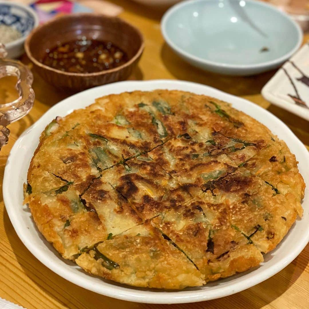 田中律子さんのインスタグラム写真 - (田中律子Instagram)「熱海に、カワハギ釣りに🎣行ってきました🐟  大好きなあきなと　@aaaki_na ゆっくり将来のこと、これからのこと色んな話をして、あきなの旦那さまのご両親がやってる『おふく』で、お母さんが作る参鶏湯に海鮮チヂミに舌鼓を打ち、ホントに熱海はあきな夫妻がいてくれるおかげで楽しい時間を過ごすことができる❤️  熱海行ったらら、ぜひ、おふく行ってみてね❗️絶対海鮮チヂミ食べてみて✨参鶏湯は予約しないと食べれないから要予約で☝️  #熱海  #おふく  #日本サップヨガ協会  #サップヨガ仲間  #大好きな仲間  #海鮮チヂミ  #カリカリふわふわ  #アジフライもおすすめ  #食欲の秋  #いつもありがとう」11月18日 10時01分 - ri2kotanaka