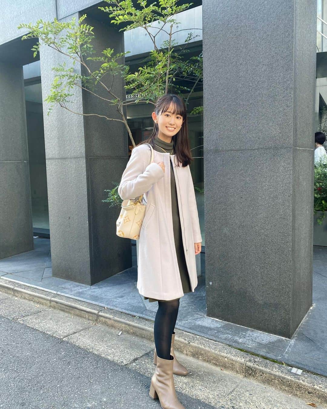 松本有紗のインスタグラム：「こないだのコーデ♧  👗#michaelkors  🧥#beradiance  👢#alphacubic  👜#louisvuitton   最近セットアップが欲しくて探し回ってるんだけど、イメージのものがない！😭 今年の流行りじゃないのかな、、  #冬コーデ　#表参道」