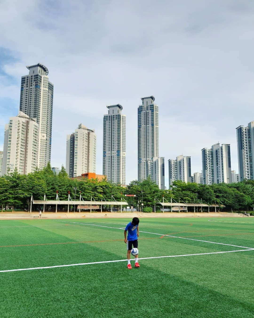 阿部美穂子さんのインスタグラム写真 - (阿部美穂子Instagram)「⚽️ 小6最後のサッカー大会 初戦👊 昨日「予備スパイクに 持っていくから縫って」 と持ってきた次男 🤣 出発前のリクエストは 大好物のローゼパスタ🍝  韓国 今日は 수능／スヌン＝ 大学共通入学試験✏🎓 長男のズーム授業もお休みです。 #感謝#がんばれ#수능#화이팅 #꿈자람#축구대회#⚽️❤」11月18日 10時29分 - miiko904