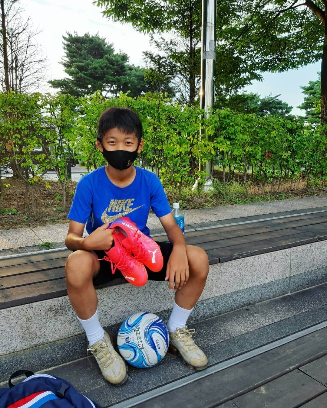 のインスタグラム：「⚽️ 小6最後のサッカー大会 初戦👊 昨日「予備スパイクに 持っていくから縫って」 と持ってきた次男 🤣 出発前のリクエストは 大好物のローゼパスタ🍝  韓国 今日は 수능／スヌン＝ 大学共通入学試験✏🎓 長男のズーム授業もお休みです。 #感謝#がんばれ#수능#화이팅 #꿈자람#축구대회#⚽️❤」