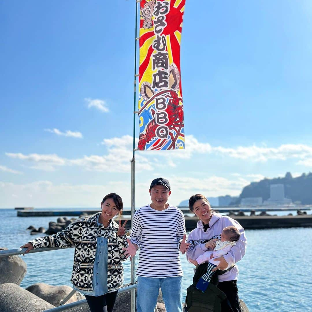 田中律子さんのインスタグラム写真 - (田中律子Instagram)「熱海カワハギ釣り🎣  まだ水温が下がりきらない中、予報より強風になって難しいのに、果敢に攻めて船を漁場に何度も何度も寄せてくれた、おさむ船長👏　@osamusyouten  おさむちゃんのおかげで、なんとかカワハギ釣れましたーーー🎣🐟ホントにありがと❤️  また来月リベンジだな🎣🐟  夜は釣り上げたカワハギをお刺身にして食べました🤩これが美味かった❗️黒しゃり　@kuroshari_azabu の親方、大吉さん、ありがとうございました✨黒しゃりの様子はまた別でアップします🤩  いやー、最幸な1日でしたー🎣🍣  熱海に行ったら、おさむちゃんがやってる、おさむ商店で、釣り🎣してサップ🏄‍♀️してBBQ🔥1日熱海を満喫できまーす🙌  あきな、おさむちゃん、付き合ってくれた水沢さん、本当にありがと🙏楽しすぎました😂  撮影📷水沢さん　　@seaseed_mizusawa   #熱海 #おさむ商店  #カワハギ釣り  #日本サップヨガ協会  #サップヨガ仲間 #釣りしてサップしてbbq #最高な遊び方  #またリベンジ  #黒しゃり  #会員制寿司」11月18日 11時42分 - ri2kotanaka