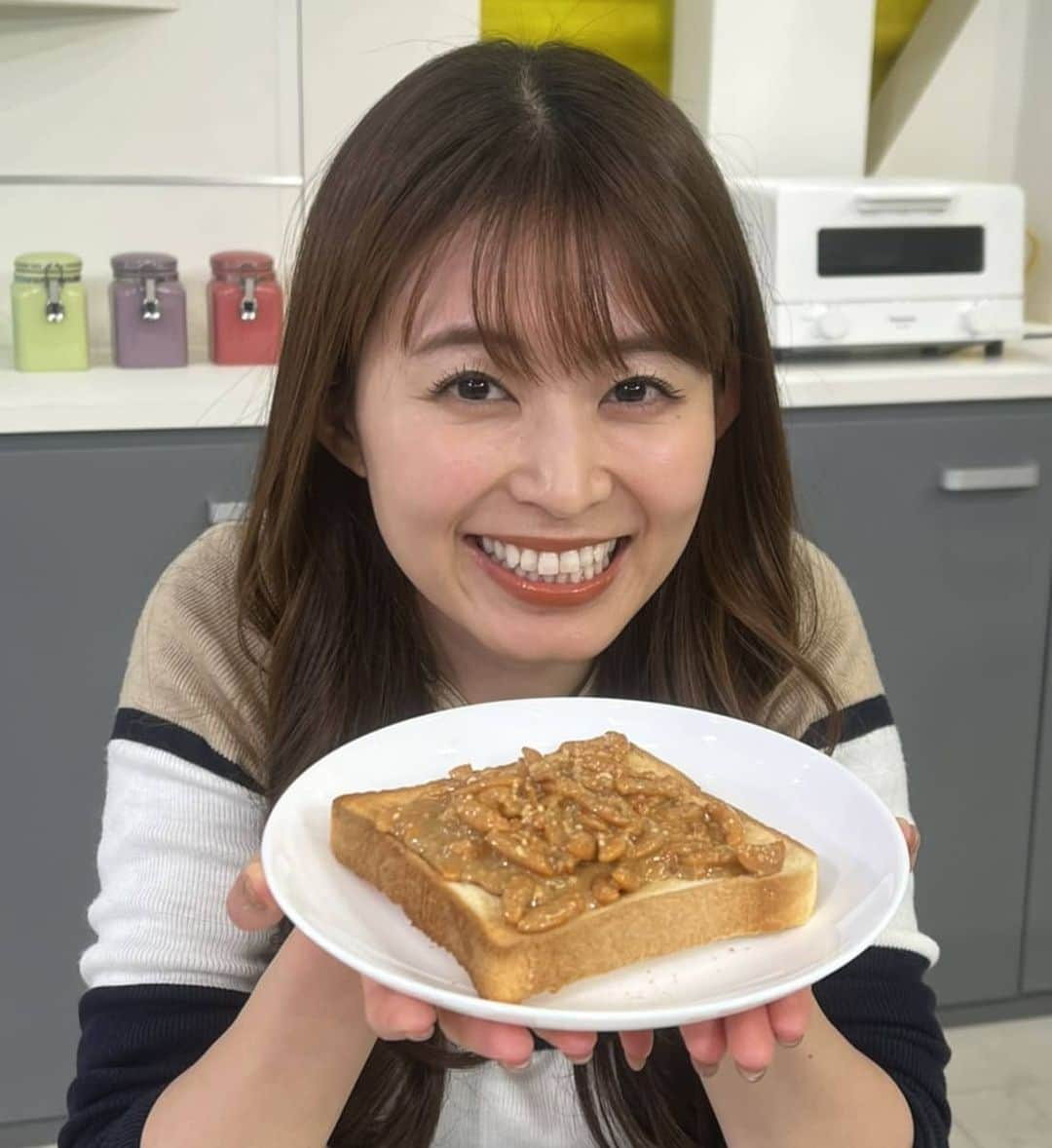 札幌テレビ「どさんこワイド朝」さんのインスタグラム写真 - (札幌テレビ「どさんこワイド朝」Instagram)「あす11月19日(金)のピックアップは、 大好評につき第3弾！「パンに塗るアレ」です！  今回も驚きのアレが登場、 大家アナも大絶賛です！ . . #どさんこワイド朝 #大家彩香  #あすのピックアップ  #柿の種 #味の想像ができない  #やみつき」11月18日 11時55分 - dosanko_asa