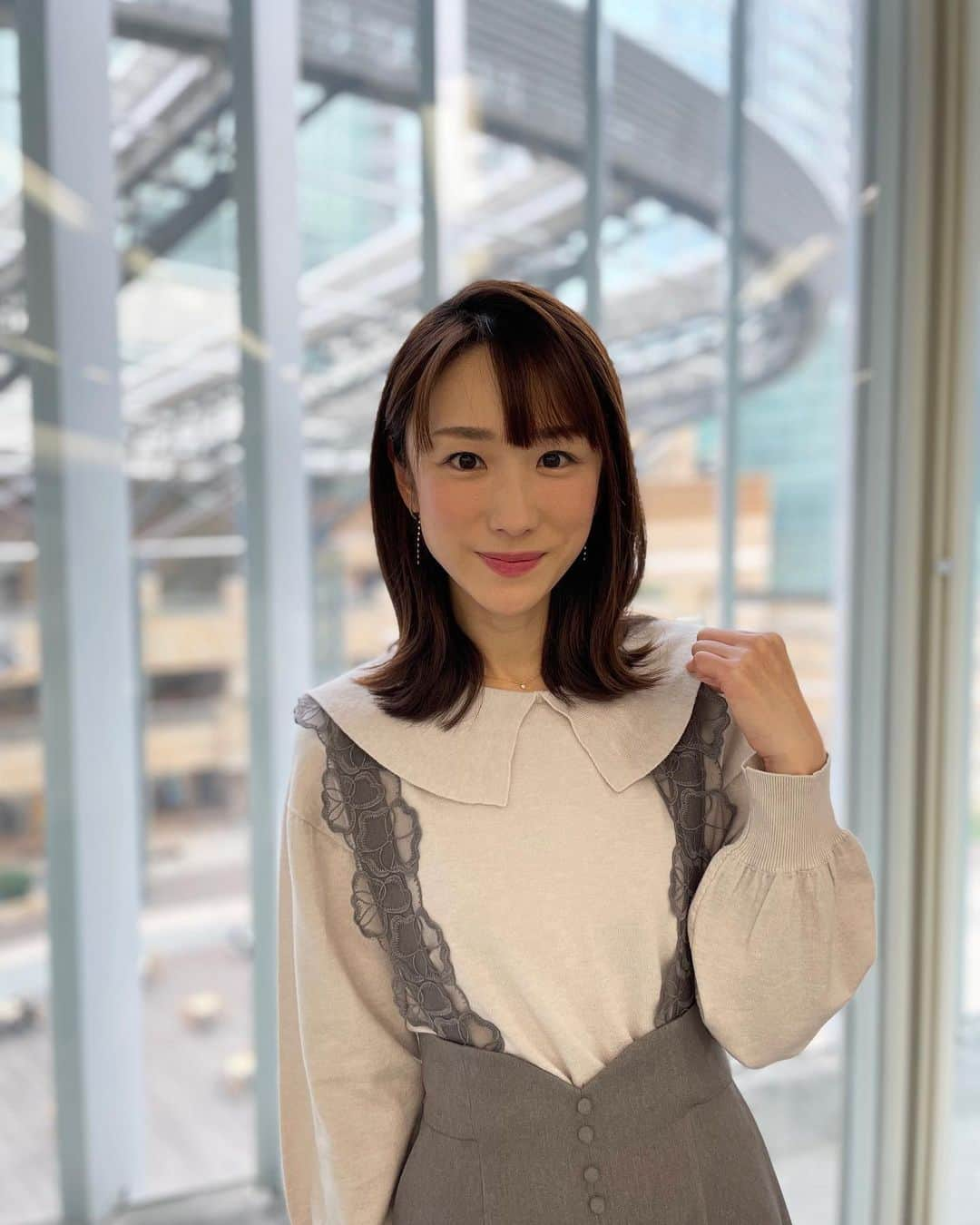 堂真理子さんのインスタグラム写真 - (堂真理子Instagram)「「ワイド！スクランブル」放送中です！ 本日の衣装は、サロペットスタイルにもなる肩紐が付いたパンツが素敵でした✨襟がついたニットも新鮮でした🥰  ☆ニット,パンツ… #proportionbodydressing  ☆アクセサリー…  #ete  午後も頑張りましょう♪ 明日もよろしくお願いします❣️   #大下容子ワイドスクランブル #ワイドスクランブル #ニュース #テレビ朝日 #堂真理子 #アナウンサー #アナウンサー衣装 #番組衣装」11月18日 12時08分 - mariko_do