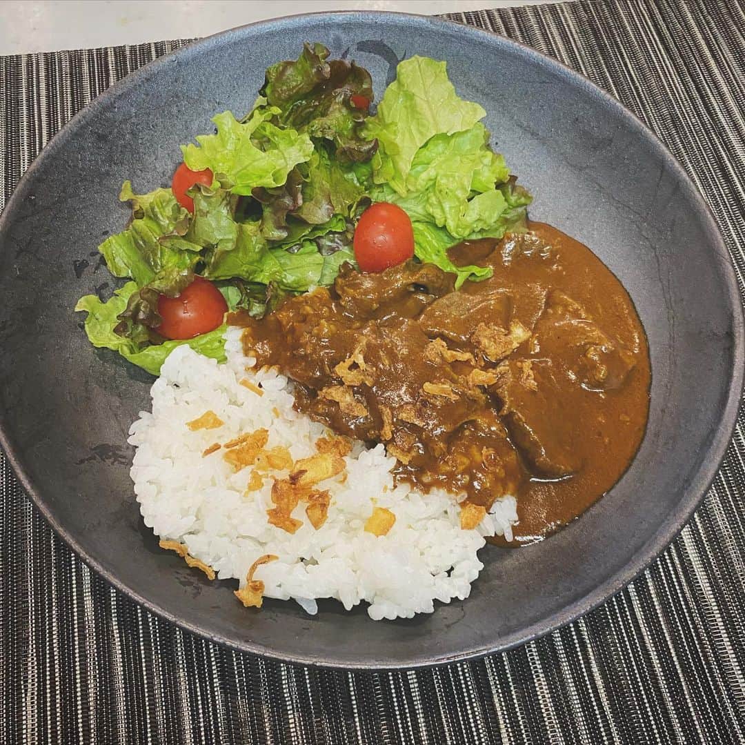 畑野ひろ子のインスタグラム：「今日のお昼ご飯は、 @yuchuntokyo のお取り寄せ。オリジナルカレー🍛 湯煎で温めるだけで、お店の味🥰 時間がないランチにも最高👍❤️」