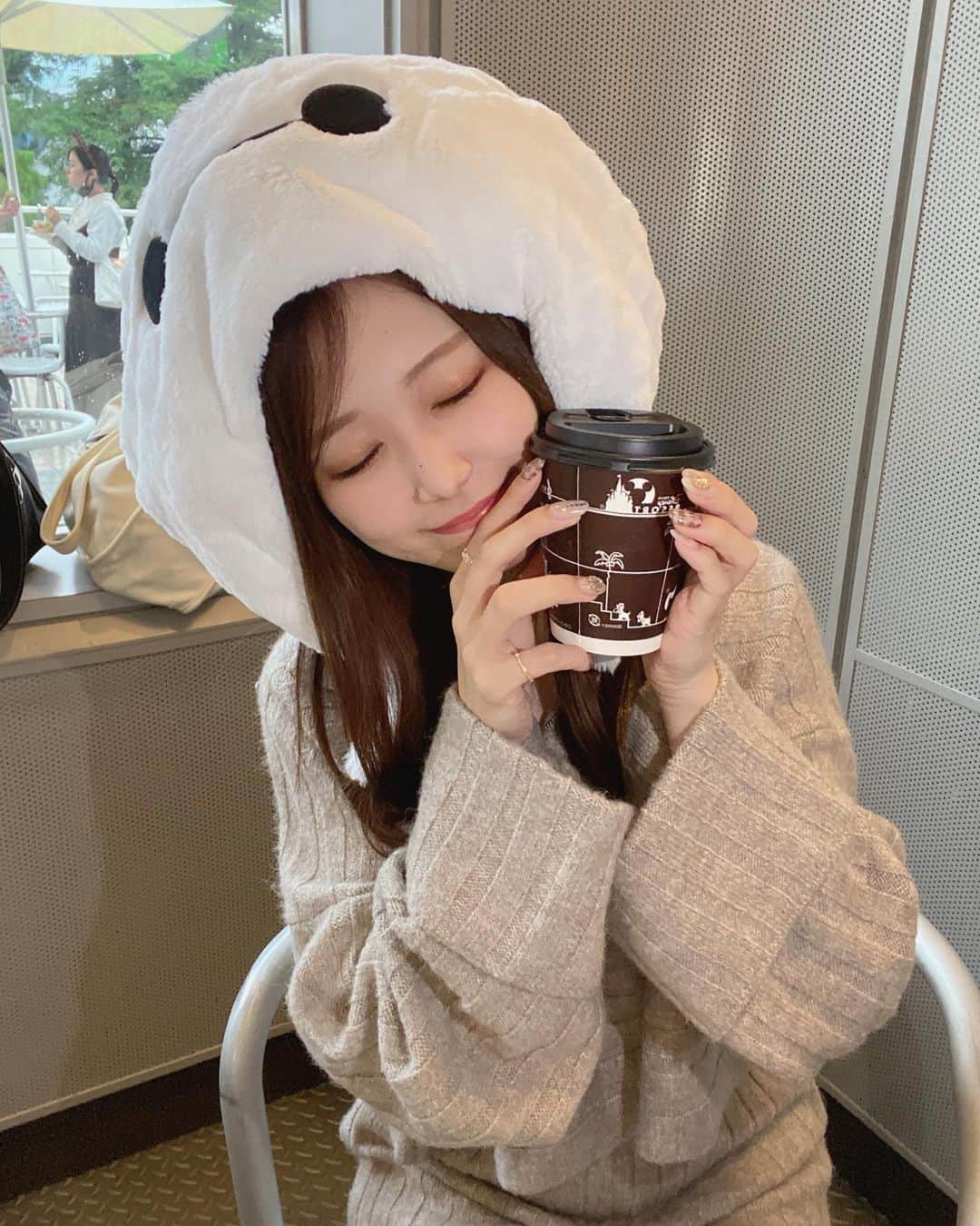阪上彩香のインスタグラム：「ホット持ってる女の子ってなんか良くない？💭💗」