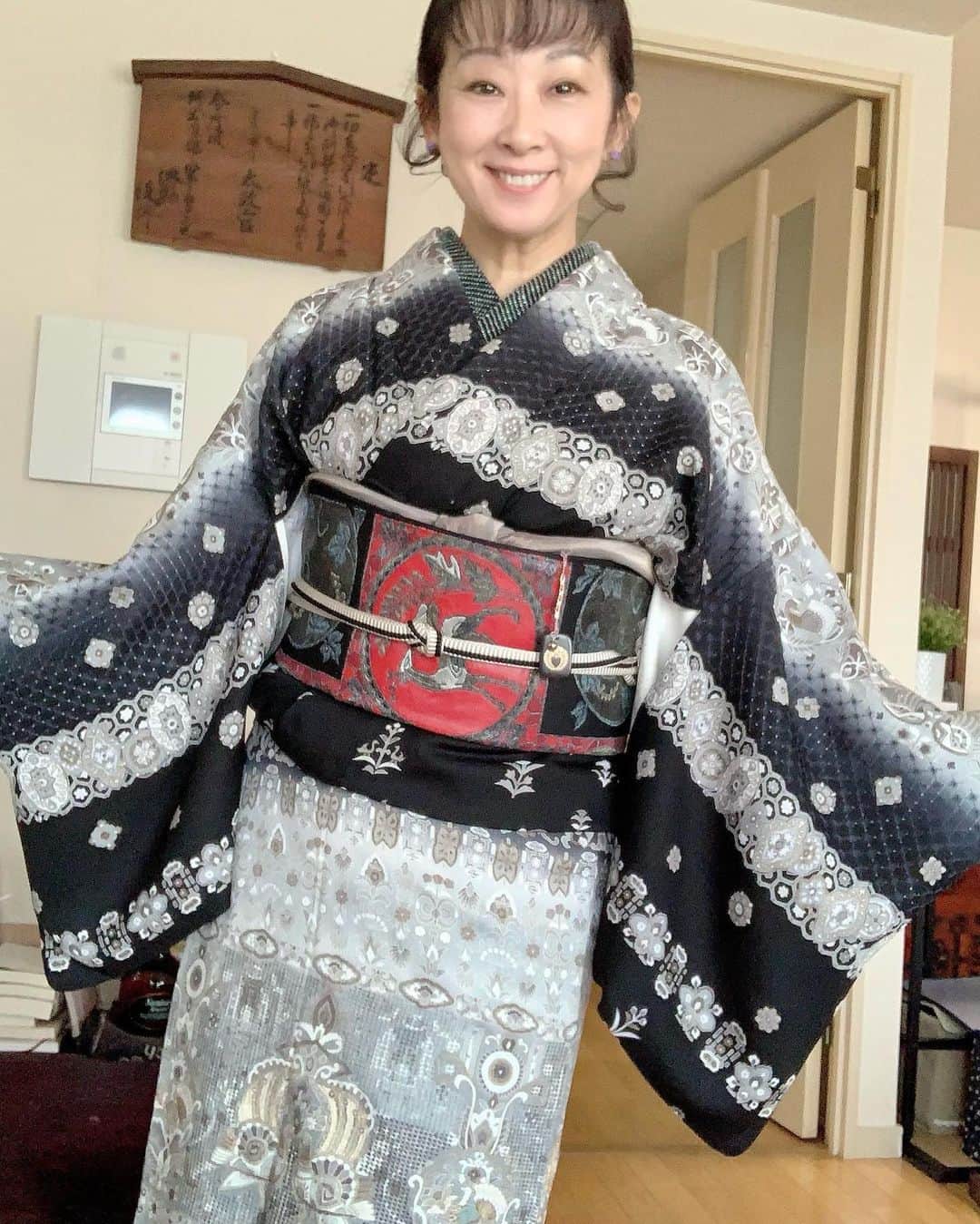 南かおりのインスタグラム：「昨日　伊勢神宮の神具のお店で家紋ストラップをかいまして。さっそく根付けにしてみました（笑）もうなんでもありです（笑） ブログ更新しました！ いざ！上賀茂神社へ！」