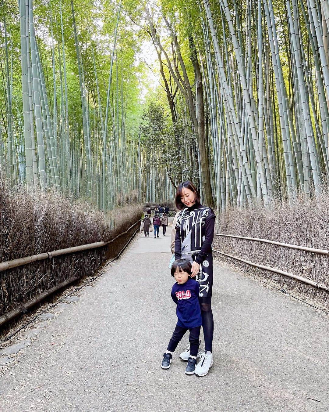 近本あゆみのインスタグラム：「京都では前から行ってみたかった#嵐山 にも初めて行けました✨ 竹林と渡月橋を見て屋台グルメも楽しめて大満足😍 京都のお寺は階段が多くて小さな子連れだと行きにくい場所が多いですが、嵐山は階段がなくて平坦な場所が多いので子連れ観光にオススメです🙆🏻‍♀️ 息子はイカ焼きを「おこもやき（お好み焼き）〜」と言って喜んで食べていました😍 この時は観光客で賑わっていましたが今後がまた心配ですね😭 早く平穏な世の中に戻ってほしいです😥 * *  #trip #travel #旅行好きな人と繋がりたい #絶景 #たびすたぐらむ #旅スタグラム #旅行好き女子 #思い出 #子連れ旅行 #国内旅行 #京都 #京都観光 #紅葉スポット #京都紅葉 #kyoto #kyototrip #嵐山 #嵐山観光 #asashiyama」
