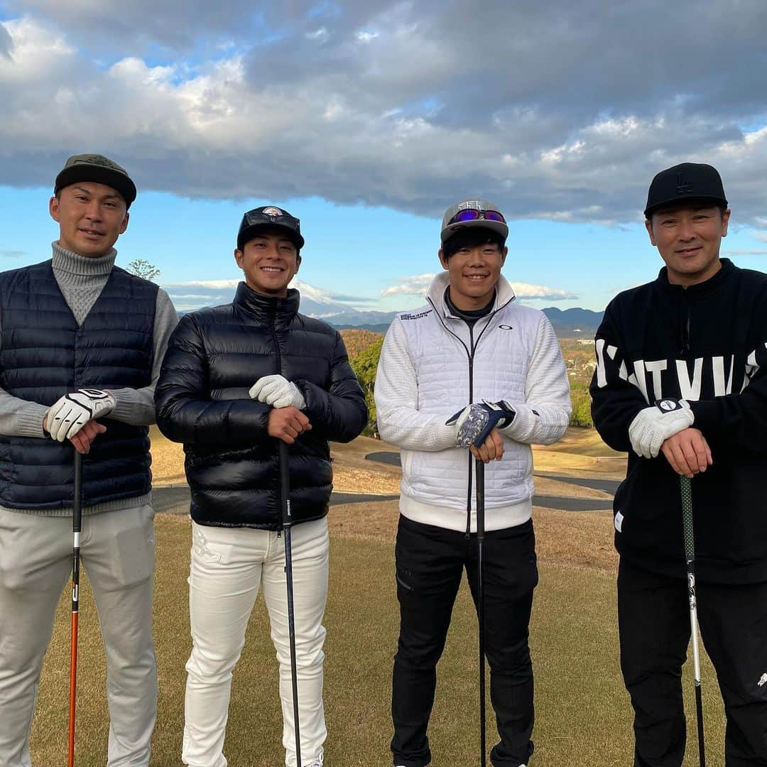 読売巨人軍さんのインスタグラム写真 - (読売巨人軍Instagram)「#ともに強く #納会ゴルフ⛳️ #元木大介 ヘッドコーチ #松原聖弥 選手 #湯浅大 選手 #大竹秀義 打撃投手兼広報 #インスタライブ #ゴルフ #巨人 #giants #ジャイアンツ #読売ジャイアンツ #野球 #プロ野球 #東京 #tokyo」12月3日 7時55分 - yomiuri.giants