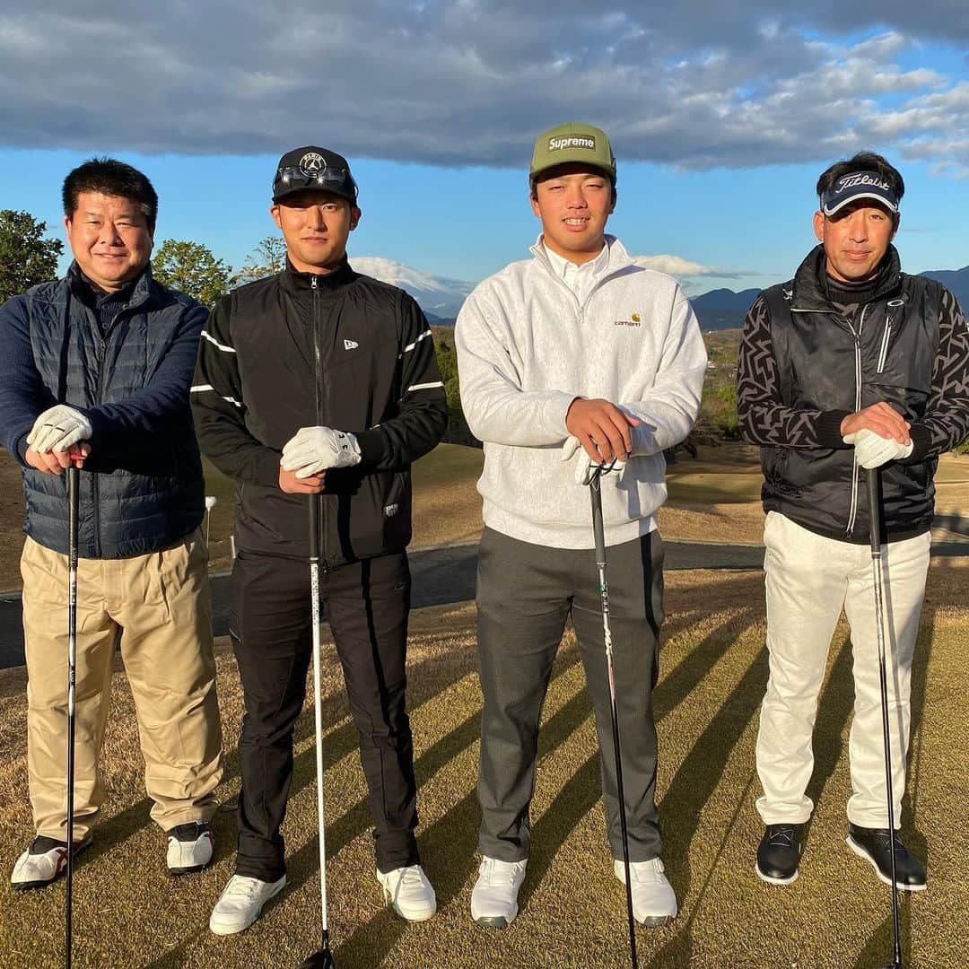 読売巨人軍さんのインスタグラム写真 - (読売巨人軍Instagram)「#ともに強く #納会ゴルフ⛳️ #金城龍彦 コーチ #吉川尚輝 選手 #菊田拡和 選手 #森中聖雄 スコアラー #ゴルフ #巨人 #giants #ジャイアンツ #読売ジャイアンツ #野球 #プロ野球 #東京 #tokyo」12月3日 8時04分 - yomiuri.giants