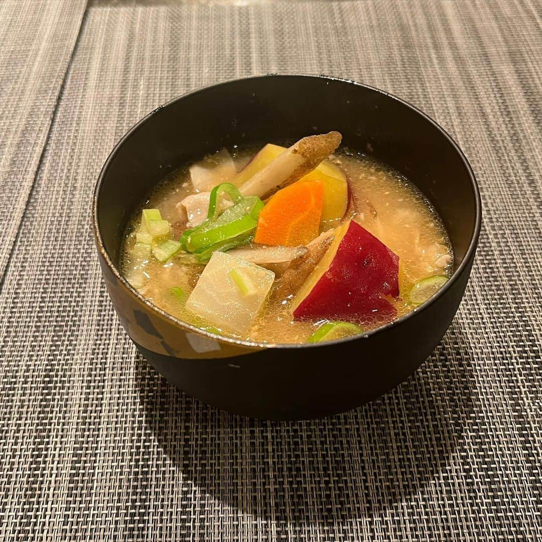 早見優さんのインスタグラム写真 - (早見優Instagram)「Ah… happiness is a bowl of miso soup with pork and root vegetables.  So satisfying💕  #misosoup  #tonjiru  #butajiru  #japanesefood  #ginger #rootvegetables  #根野菜  #豚汁  #みそ汁  #生姜  #和食ごはん  #ほっとする  #ほっとするひととき_jt」12月3日 8時30分 - yuyuhayami