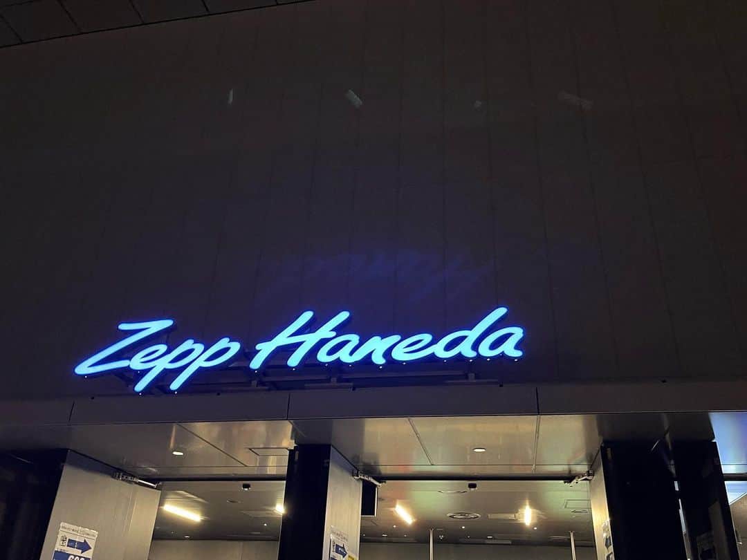 のインスタグラム：「🧚🏻‍♀️ 放送後TRADチームで OKAMOTO'Sさんのツアーファイナルへ！！  我らがハマ副店長をはじめ、皆さまめちゃくちゃかっこよくて、ただただ最高でした。。これに尽きます。 あの音楽を生で体感できたこと、とっても幸せです🤝  #okamotos#knowhere」