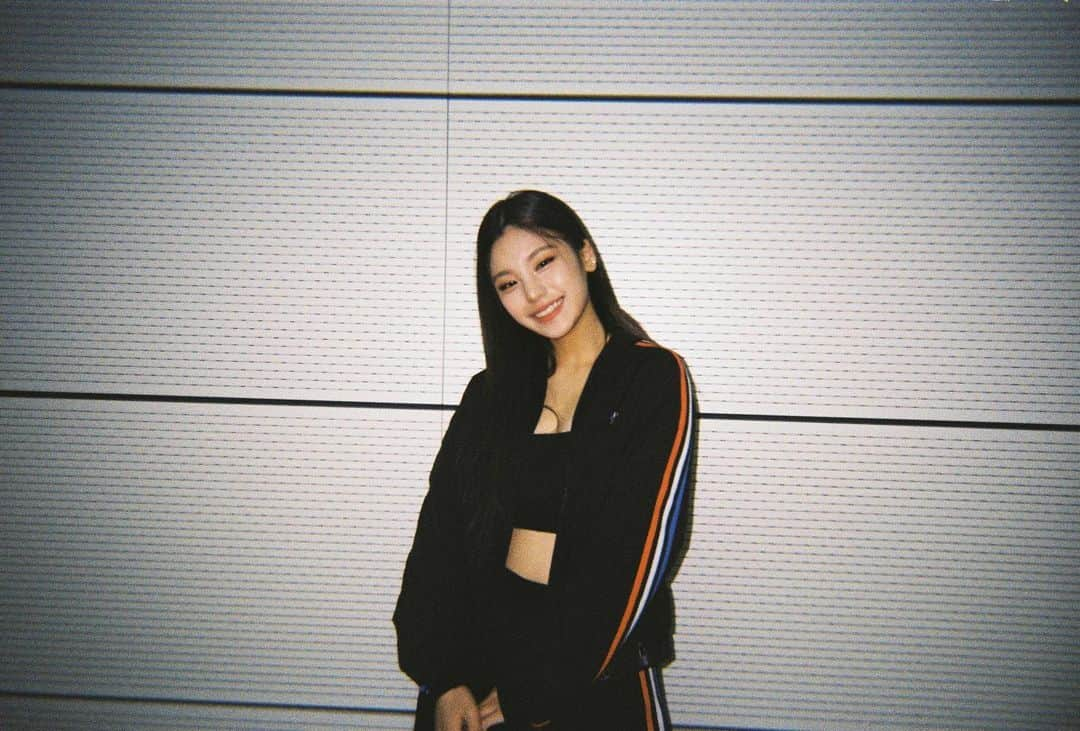 ITZYさんのインスタグラム写真 - (ITZYInstagram)「ITZY Performance Practice | 2021 ASIA ARTIST AWARDS 📸 Film Photography #YEJI #LIA」12月3日 0時10分 - itzy.all.in.us