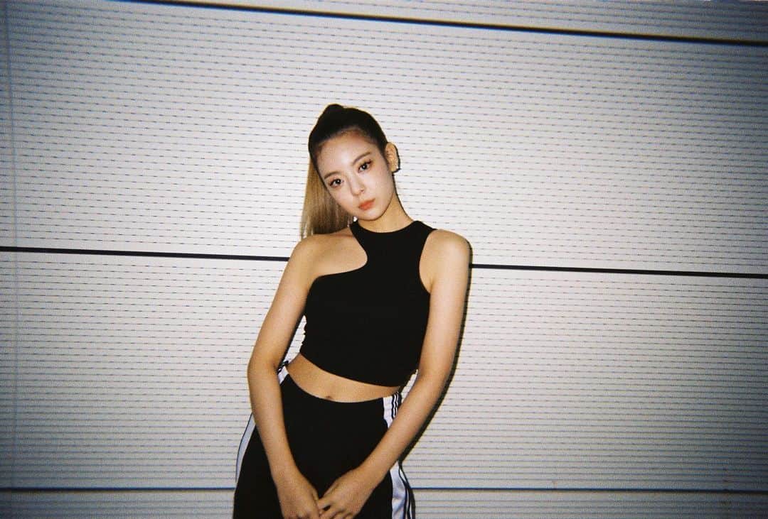 ITZYさんのインスタグラム写真 - (ITZYInstagram)「ITZY Performance Practice | 2021 ASIA ARTIST AWARDS 📸 Film Photography #YEJI #LIA」12月3日 0時10分 - itzy.all.in.us