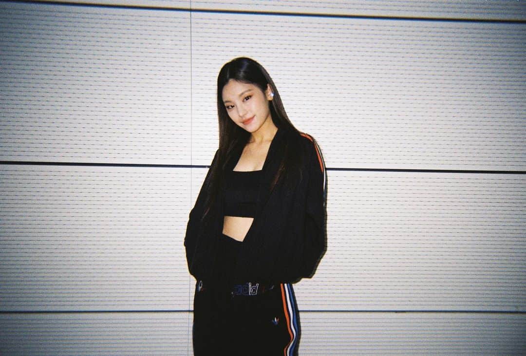 ITZYさんのインスタグラム写真 - (ITZYInstagram)「ITZY Performance Practice | 2021 ASIA ARTIST AWARDS 📸 Film Photography #YEJI #LIA」12月3日 0時10分 - itzy.all.in.us