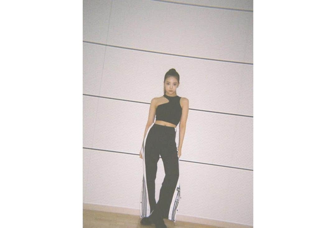 ITZYさんのインスタグラム写真 - (ITZYInstagram)「ITZY Performance Practice | 2021 ASIA ARTIST AWARDS 📸 Film Photography #YEJI #LIA」12月3日 0時10分 - itzy.all.in.us