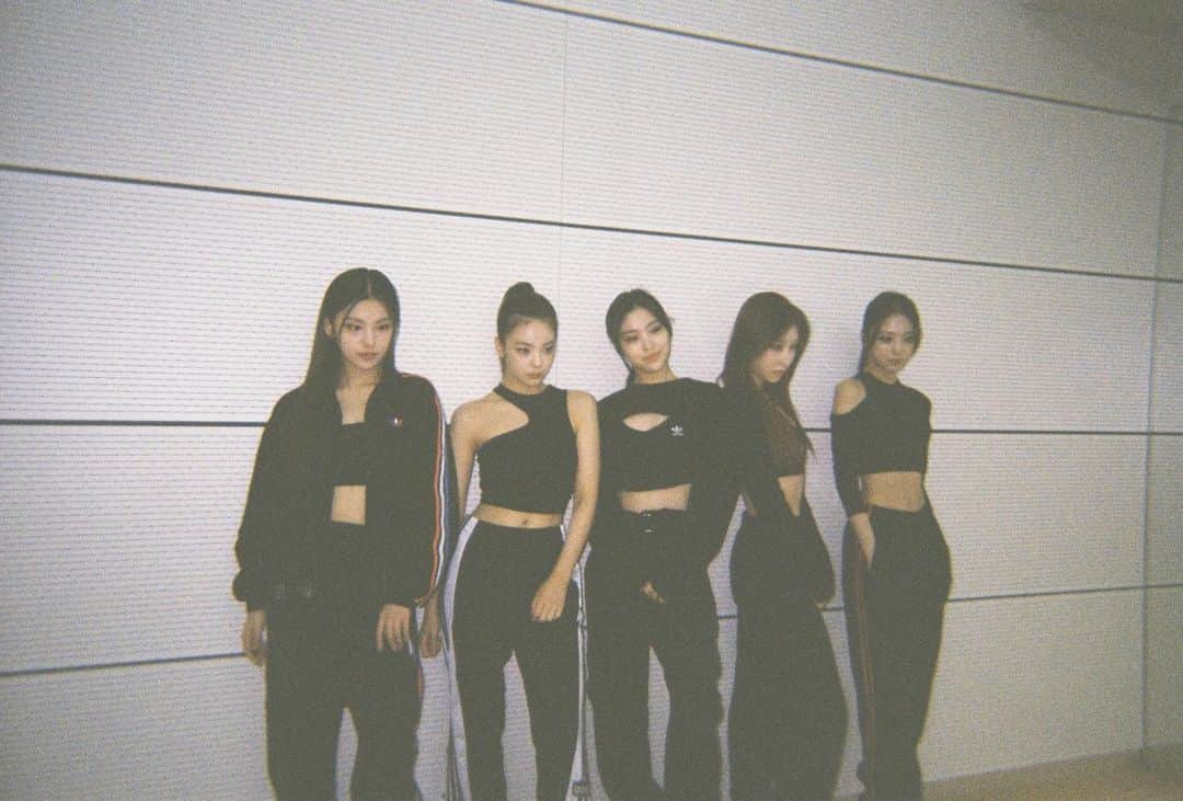 ITZYさんのインスタグラム写真 - (ITZYInstagram)「ITZY Performance Practice | 2021 ASIA ARTIST AWARDS 📸 Film Photography #ITZY #AAA」12月3日 0時11分 - itzy.all.in.us