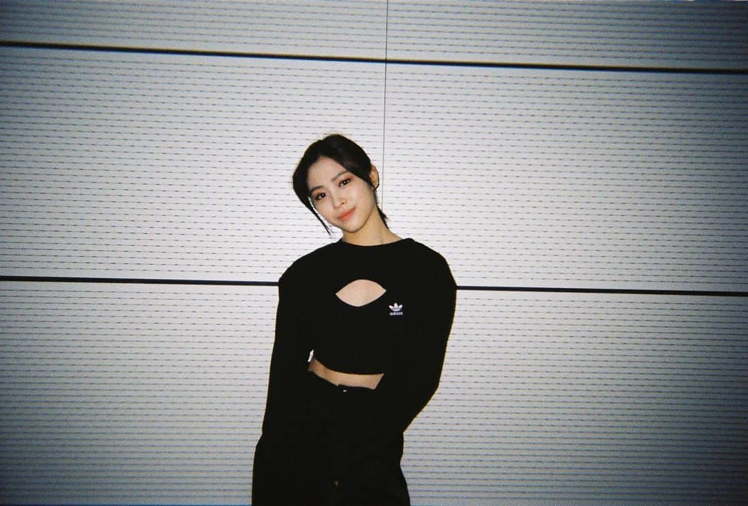 ITZYさんのインスタグラム写真 - (ITZYInstagram)「ITZY Performance Practice | 2021 ASIA ARTIST AWARDS 📸 Film Photography #RYUJIN #CHAERYEONG #YUNA」12月3日 0時12分 - itzy.all.in.us