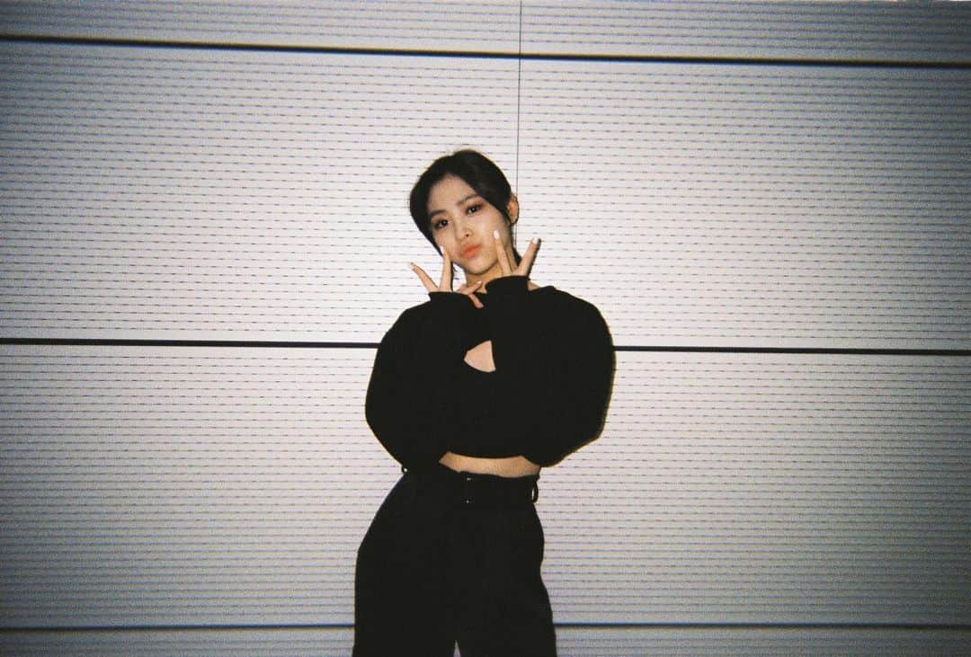 ITZYさんのインスタグラム写真 - (ITZYInstagram)「ITZY Performance Practice | 2021 ASIA ARTIST AWARDS 📸 Film Photography #RYUJIN #CHAERYEONG #YUNA」12月3日 0時12分 - itzy.all.in.us