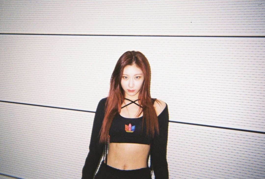 ITZYさんのインスタグラム写真 - (ITZYInstagram)「ITZY Performance Practice | 2021 ASIA ARTIST AWARDS 📸 Film Photography #RYUJIN #CHAERYEONG #YUNA」12月3日 0時12分 - itzy.all.in.us