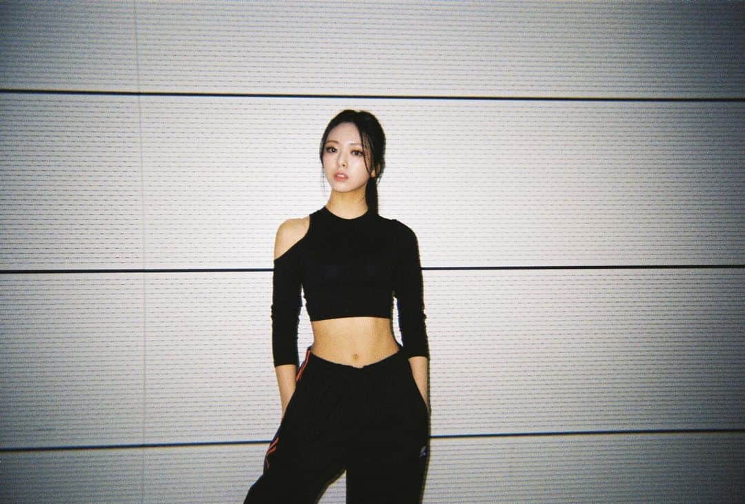 ITZYさんのインスタグラム写真 - (ITZYInstagram)「ITZY Performance Practice | 2021 ASIA ARTIST AWARDS 📸 Film Photography #RYUJIN #CHAERYEONG #YUNA」12月3日 0時12分 - itzy.all.in.us