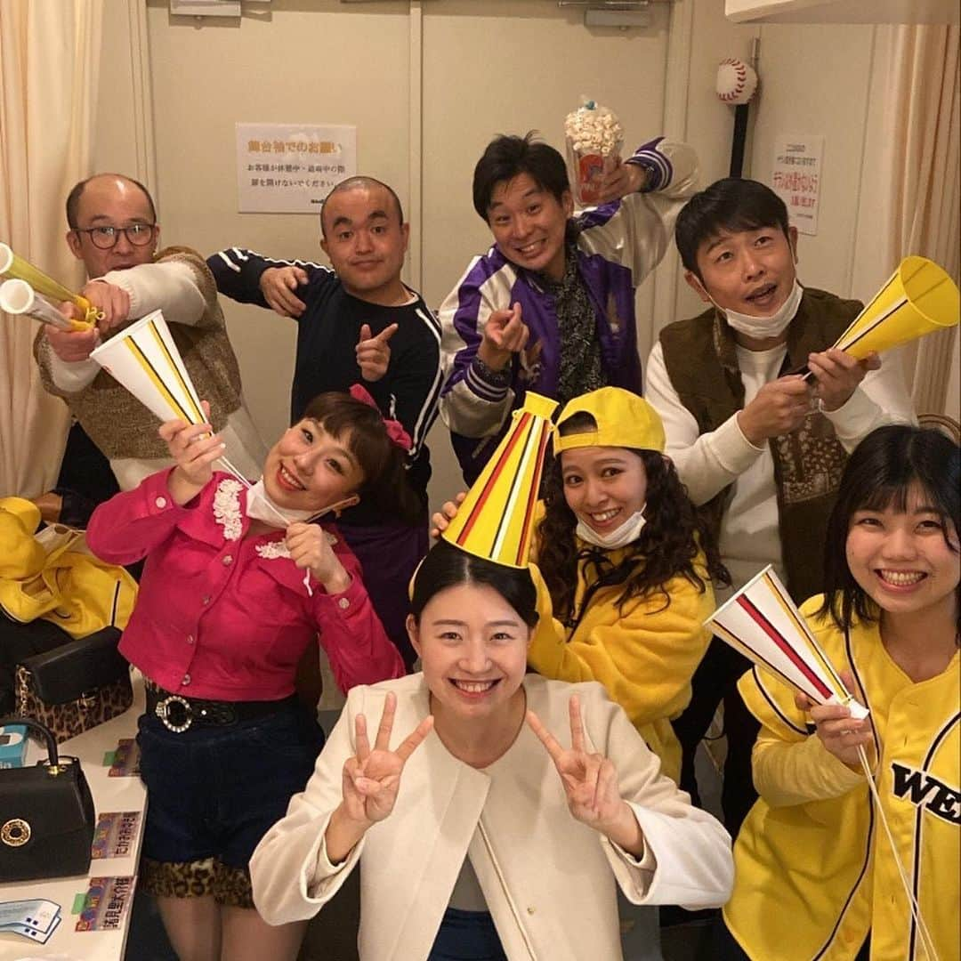 鮫島幸恵さんのインスタグラム写真 - (鮫島幸恵Instagram)「32歳になりました！  大好きな職場で誕生日を過ごせて 大好きな先輩、後輩、同期、家族、友達に おめでとうと声をかけていただき… 心から幸せだと感じた1日でした…  その場で必要とされる人になれるように なにより大好きな方々のように 優しい人になれるように 日々過ごしたいと思います！  ありがとうございます☺️💓  #吉本新喜劇  #酒井藍　姉さんの個展 #12月5日 までです！ めちゃくちゃ笑顔になれる 最高の個展でした！ 期間中また絶対行きます😂💓」12月3日 0時24分 - ysmtsnkgk_ys